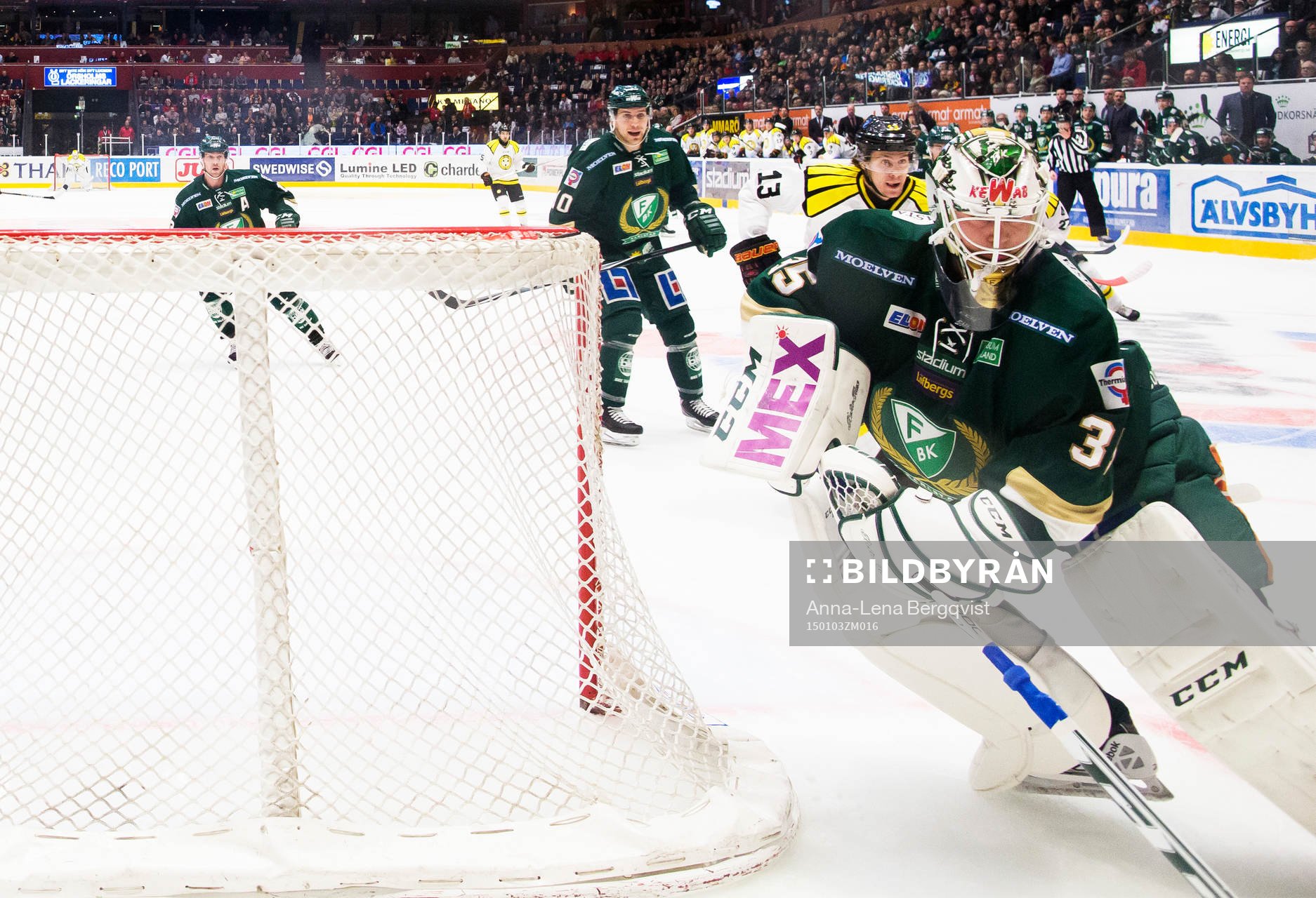 Färjestads målvakt Fredrik Pettersson Wentzel hämtar
