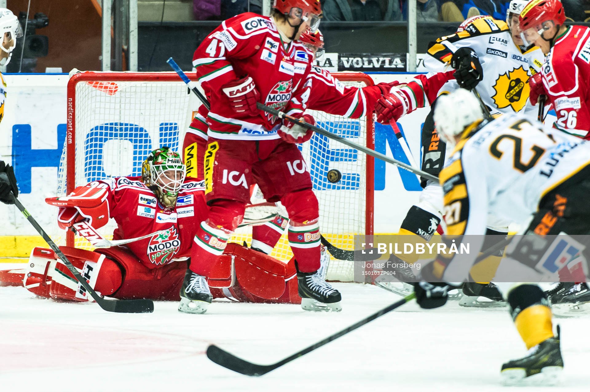 Modos målvakt Linus Ullmark försöker rädda puckarna