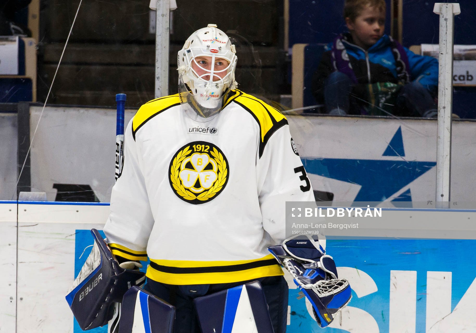 Brynäs målvakt Emil Kruse vid uppvärmningen