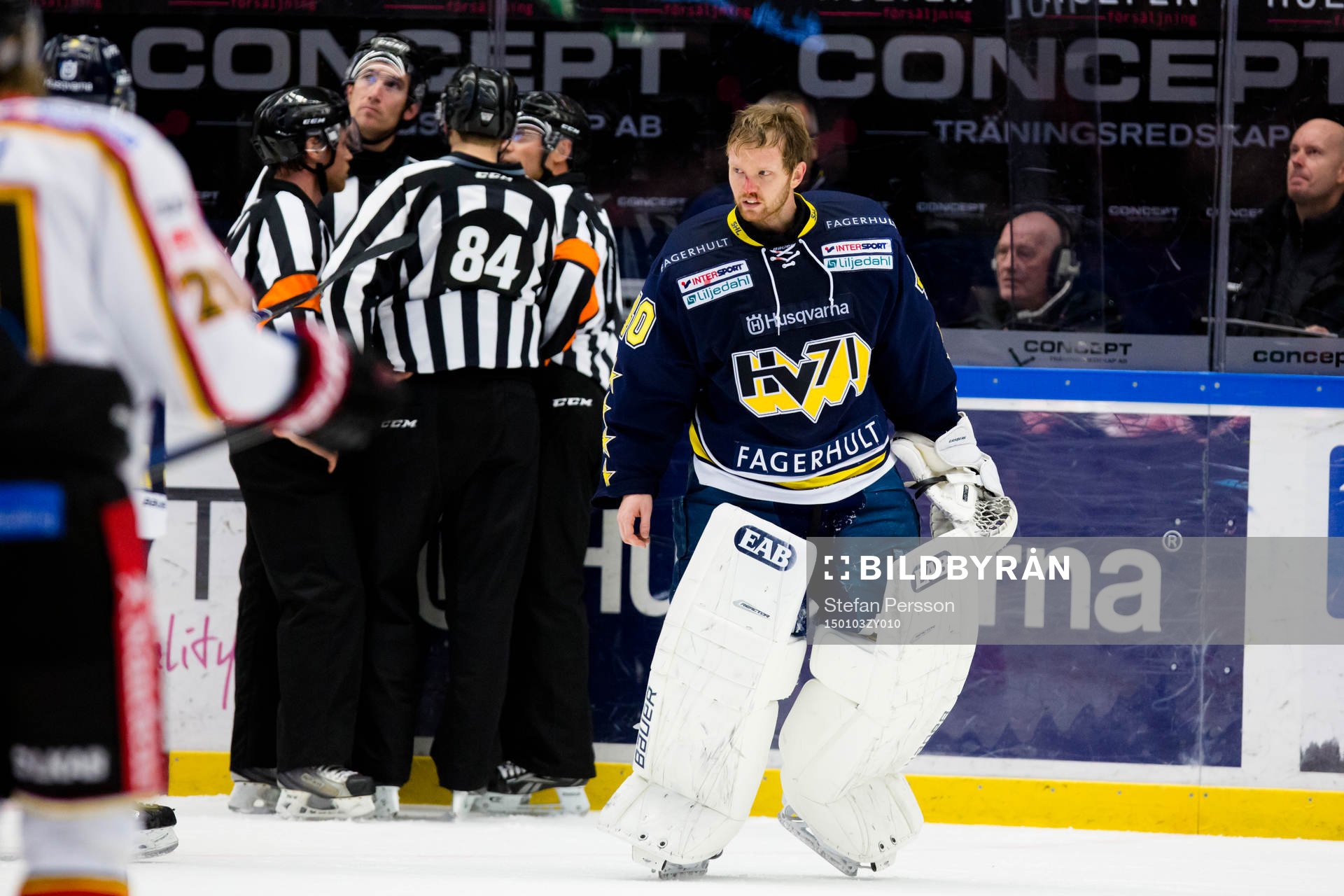 s målvakt Erik Ersberg klagar hos domarna