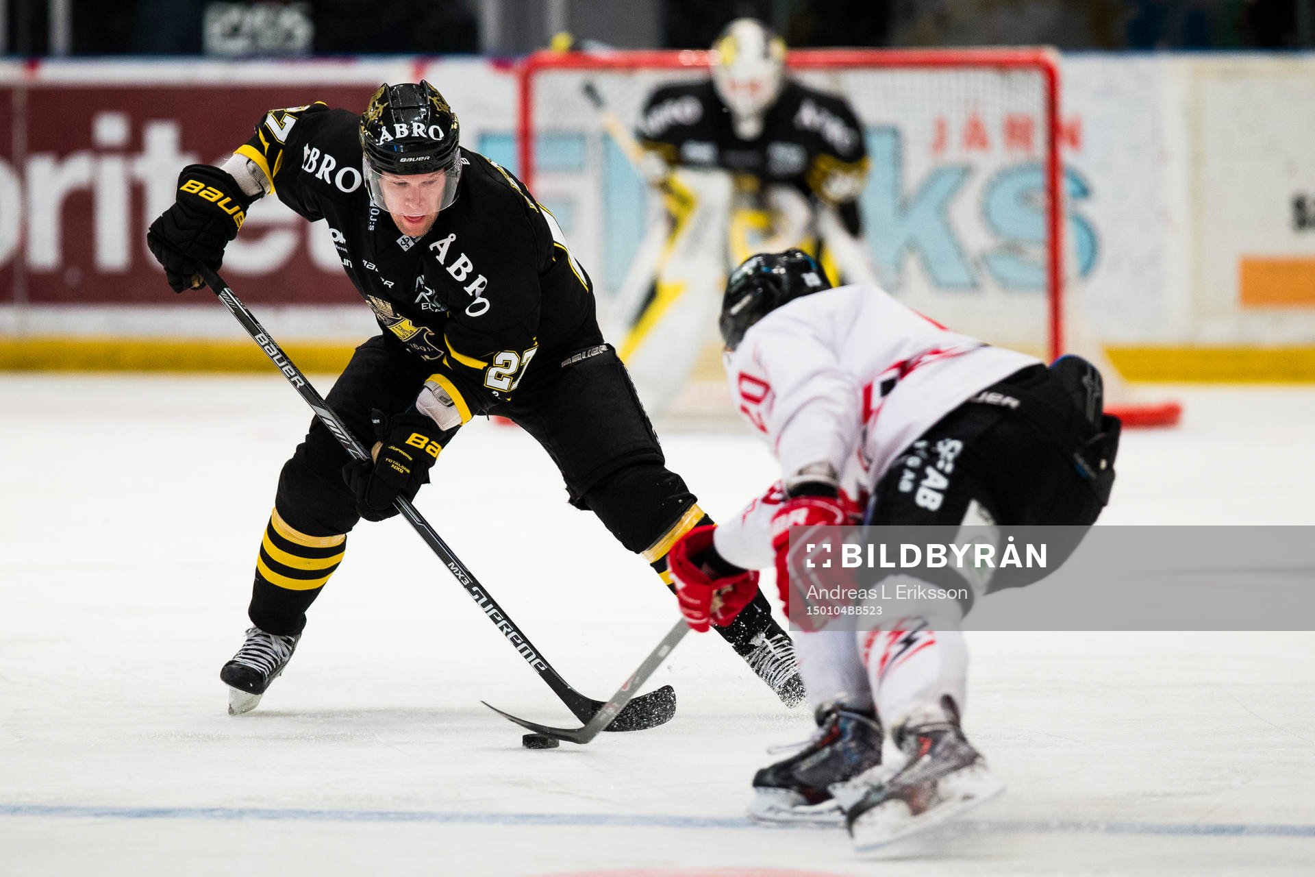 s Jordan Hendry och Vita Hästens Marcus Eriksson