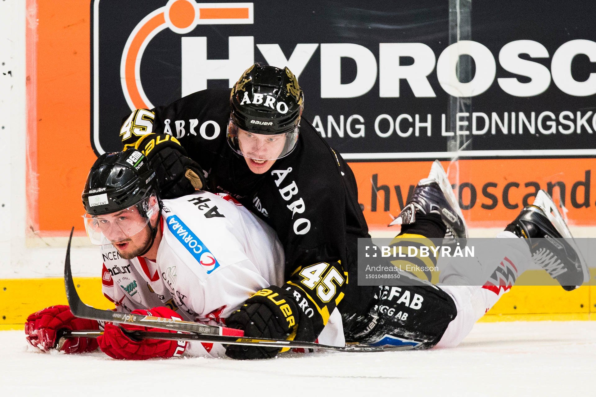 s Petter Lindberg håller nere Vita Hästens Linus