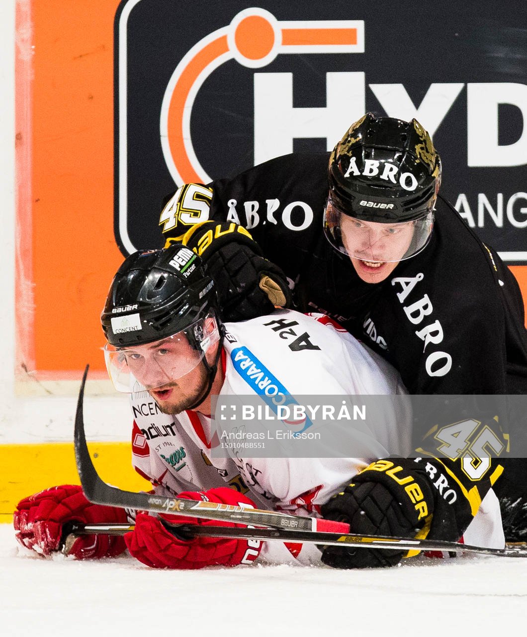 s Petter Lindberg håller nere Vita Hästens Linus