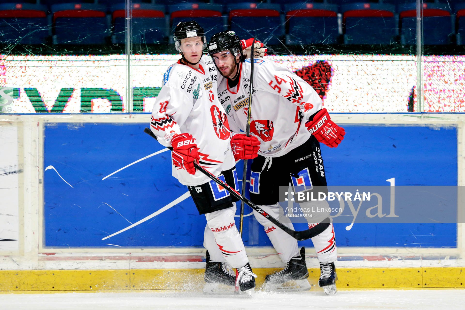 Vita Hästens Jesper Samuelsson och Adam Schmidt jublar