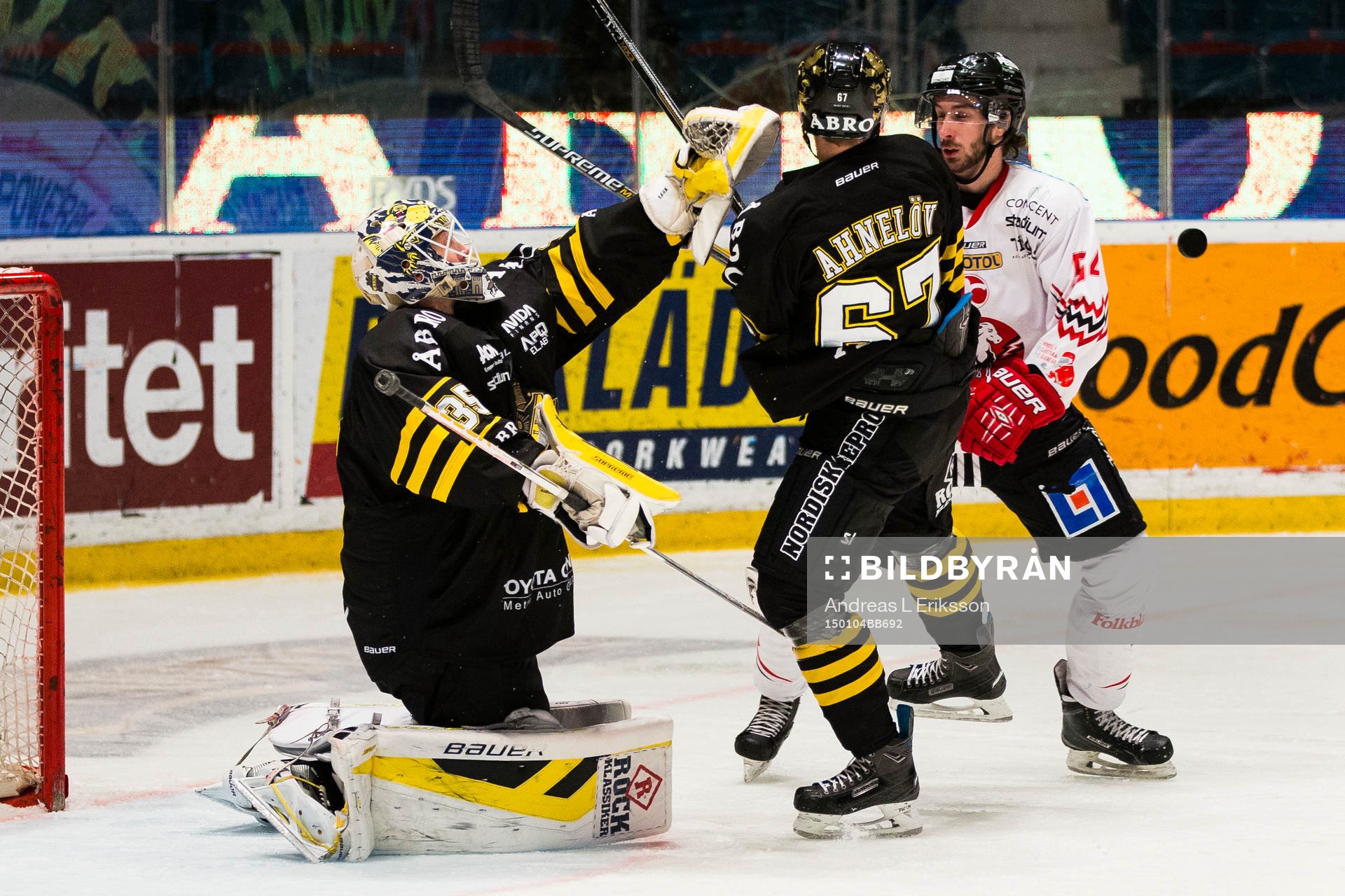 s målvakt Robin Rahm och Joakim Hagelin i kamp om en