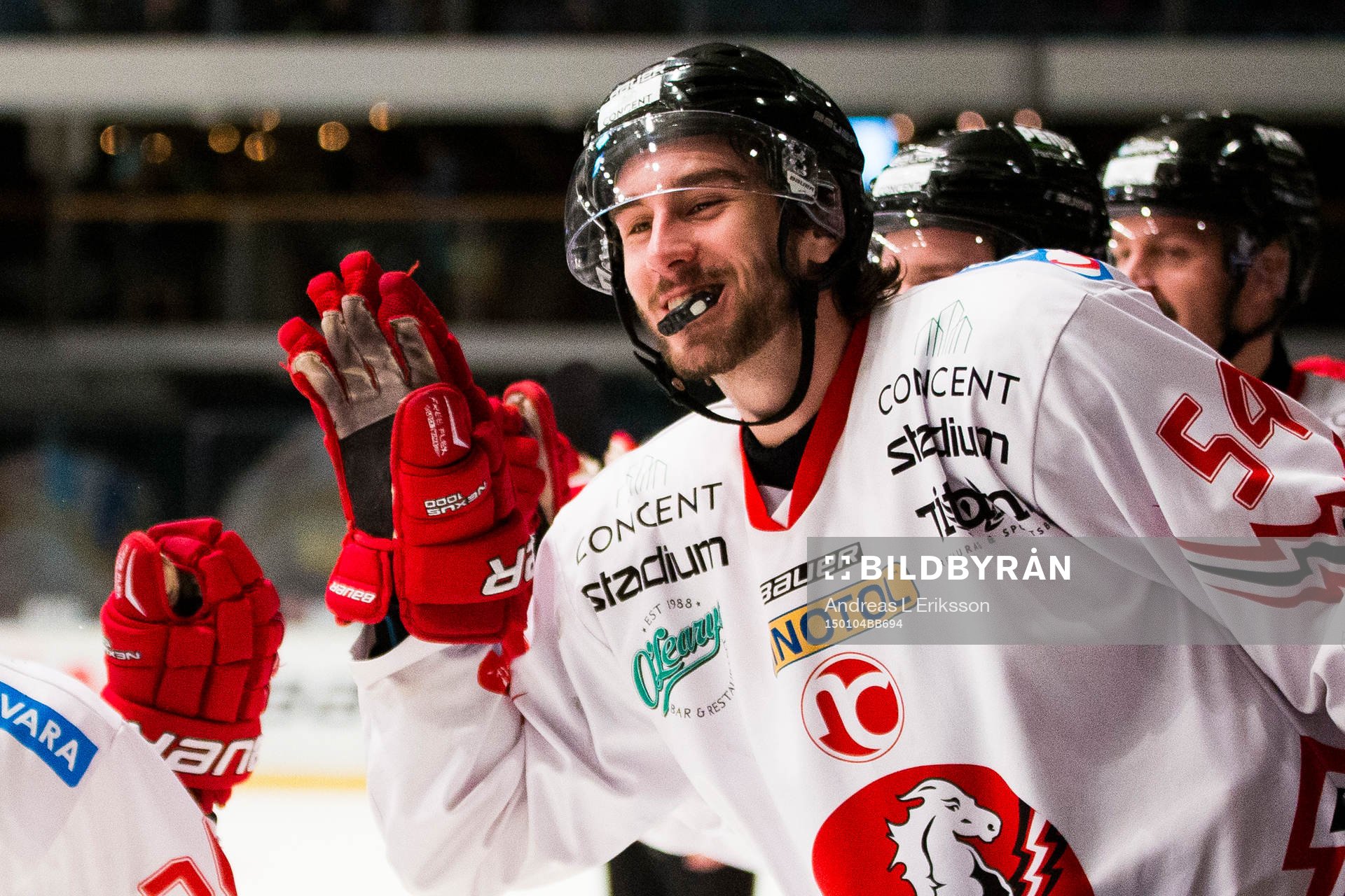 Vita Hästens Adam Schmidt jublar