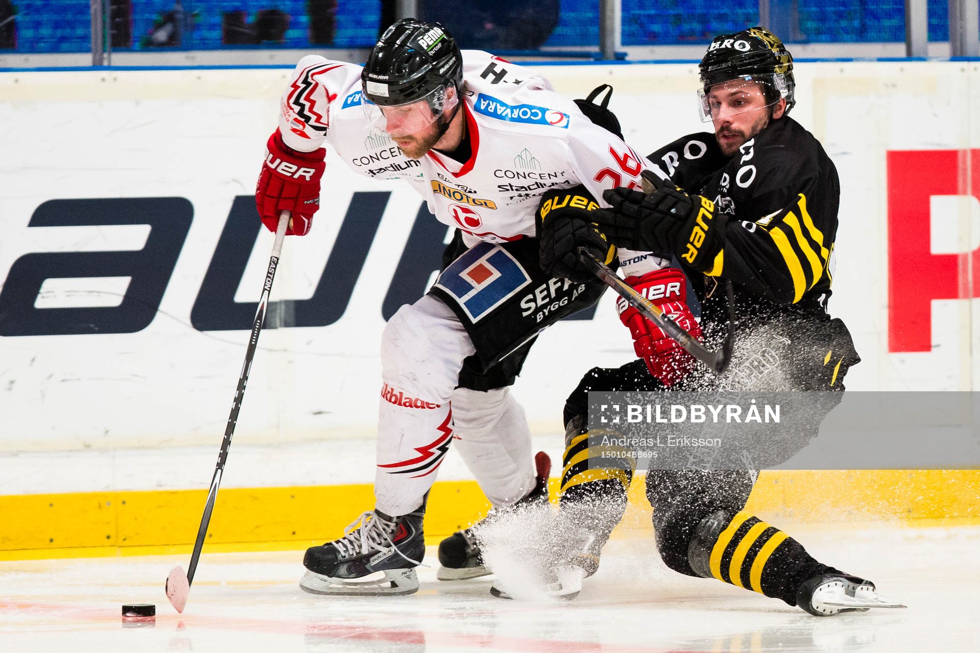 Vita Hästens Robin Dahlström blir tvungen att släpa på