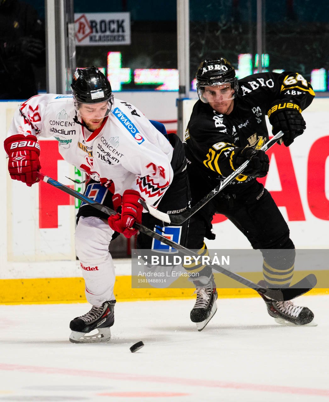 s Ryan McKiernan i kamp om pucken