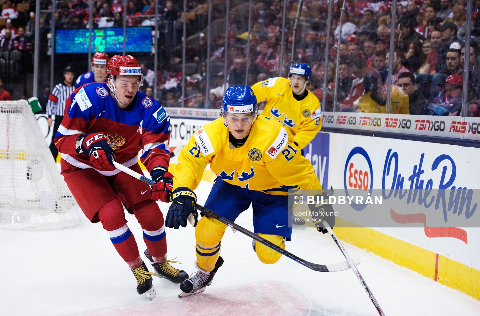 Rysslands Rushan Rafikov och Sveriges William Nylander i