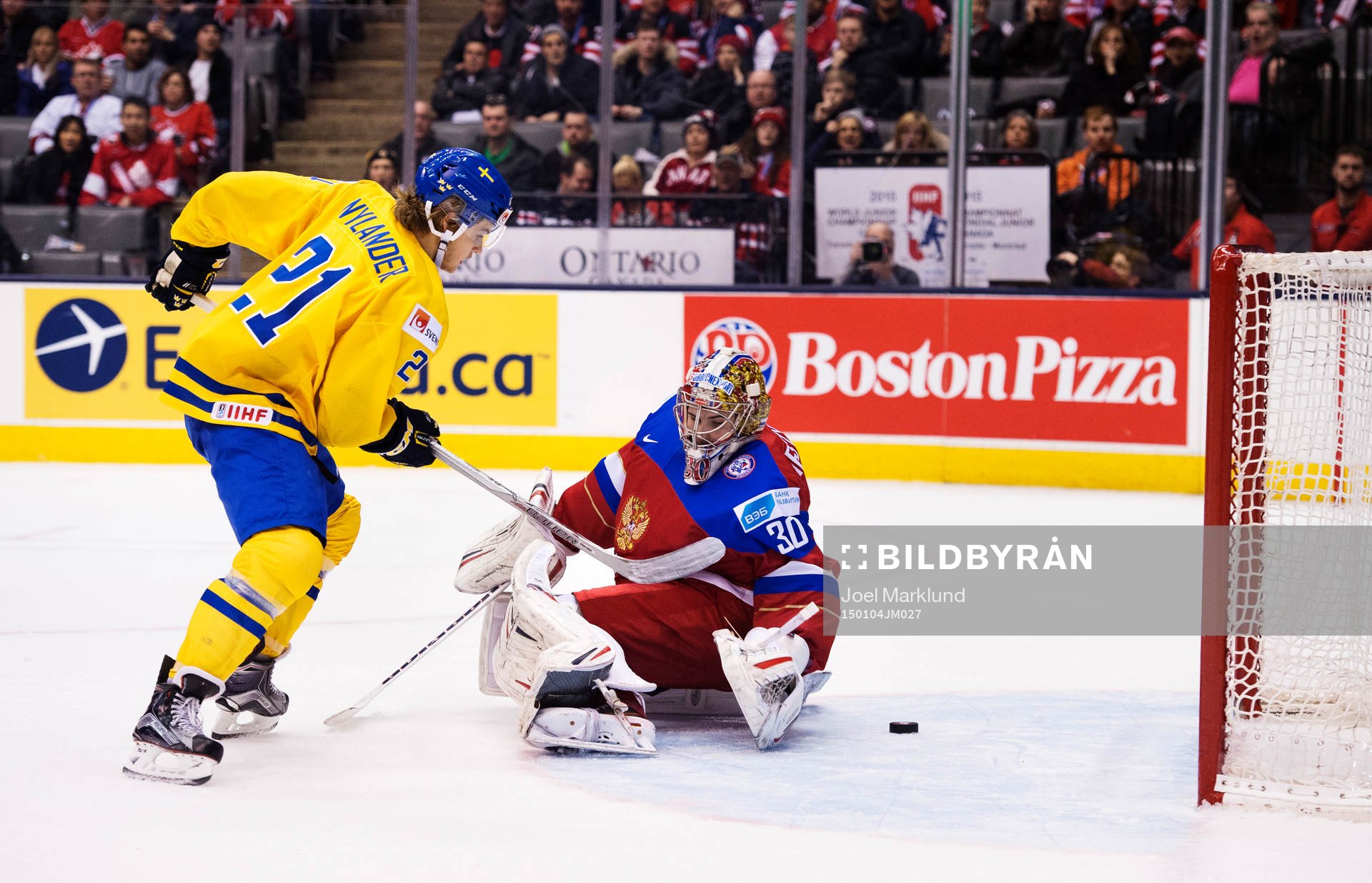 Sveriges William Nylander missar en målchans mot Rysslands