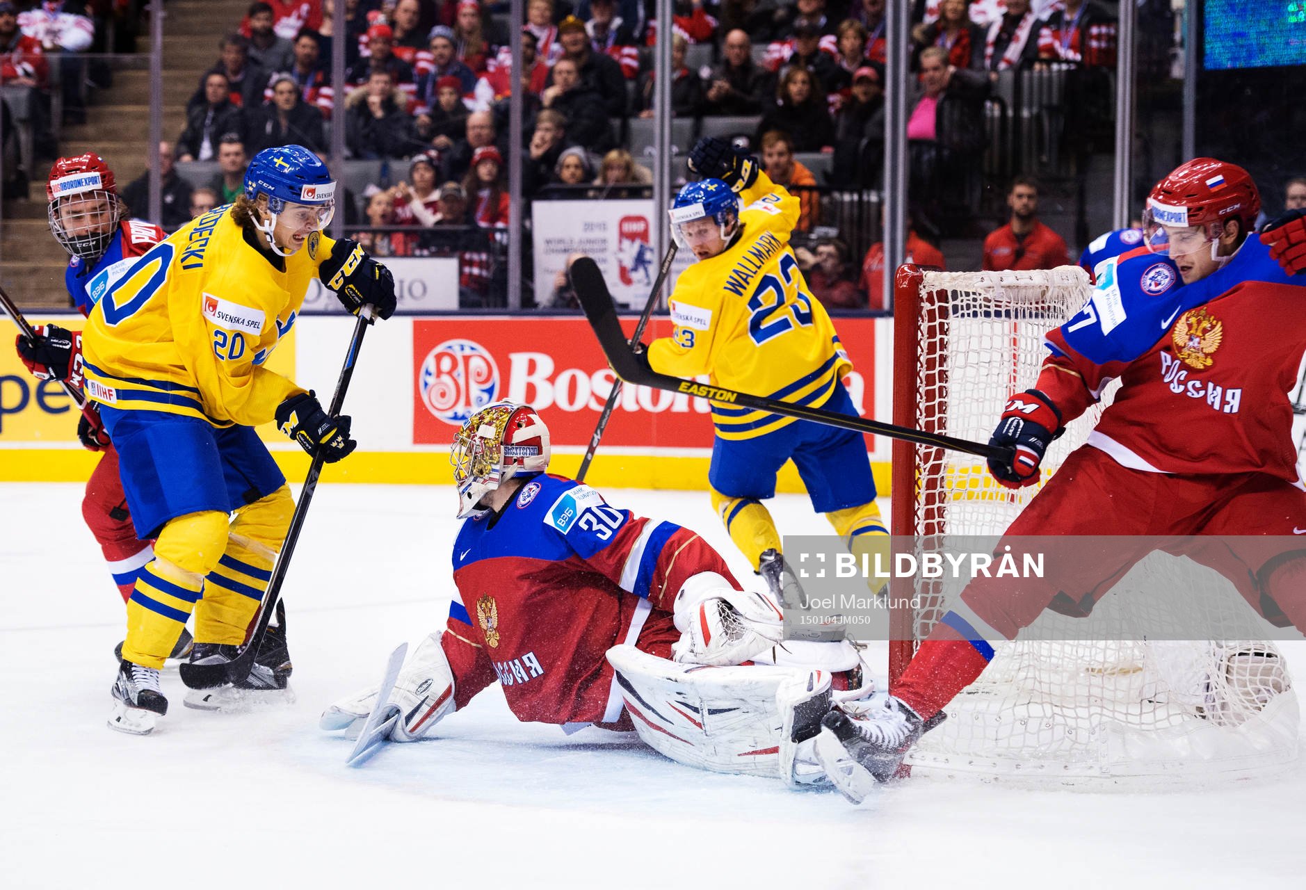 Sveriges Adam Brodecki och Lucas Wallmark ser 1-3-pucken