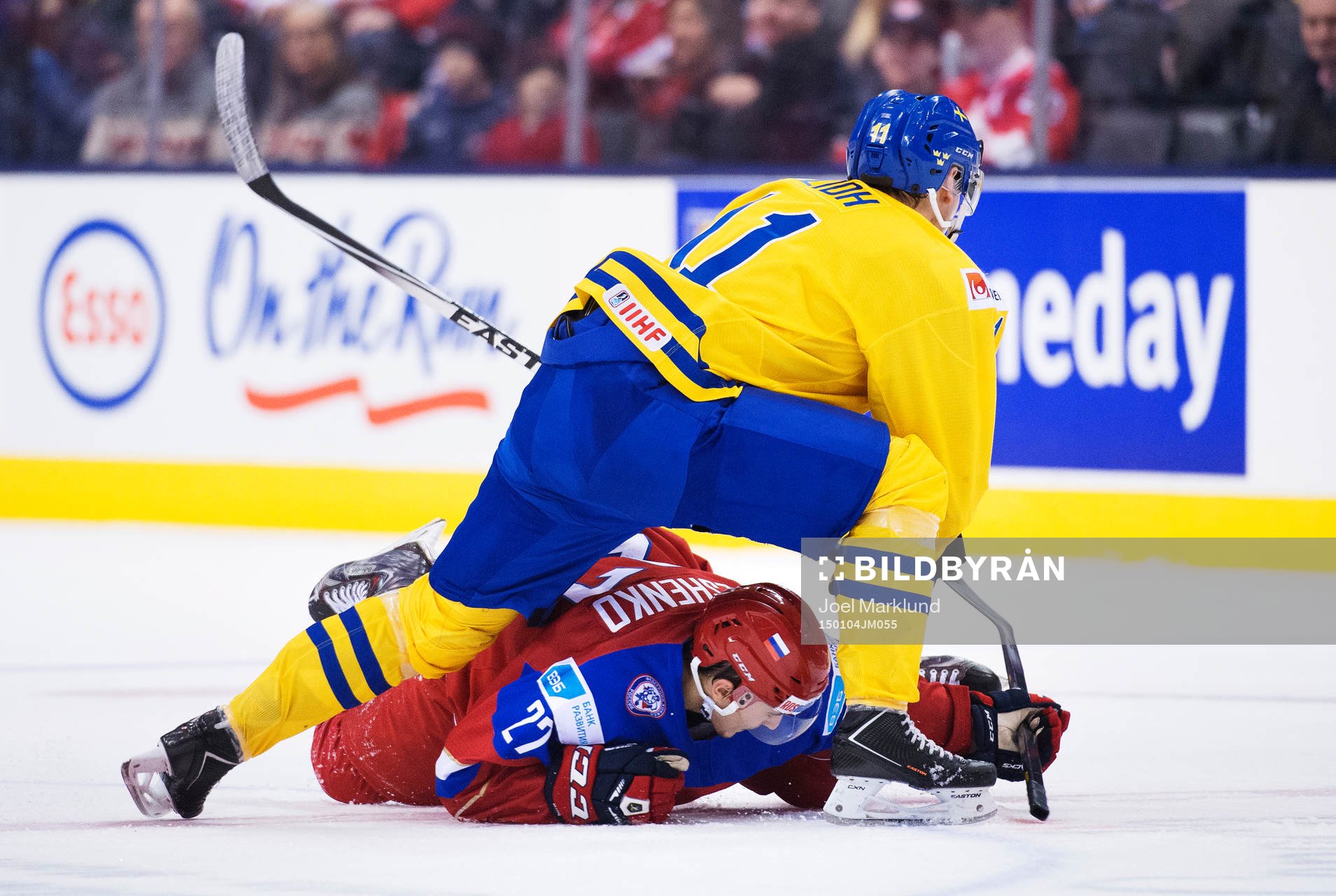 Sveriges Anton Blidh tacklar Rysslands Vyacheslav Leshenko,