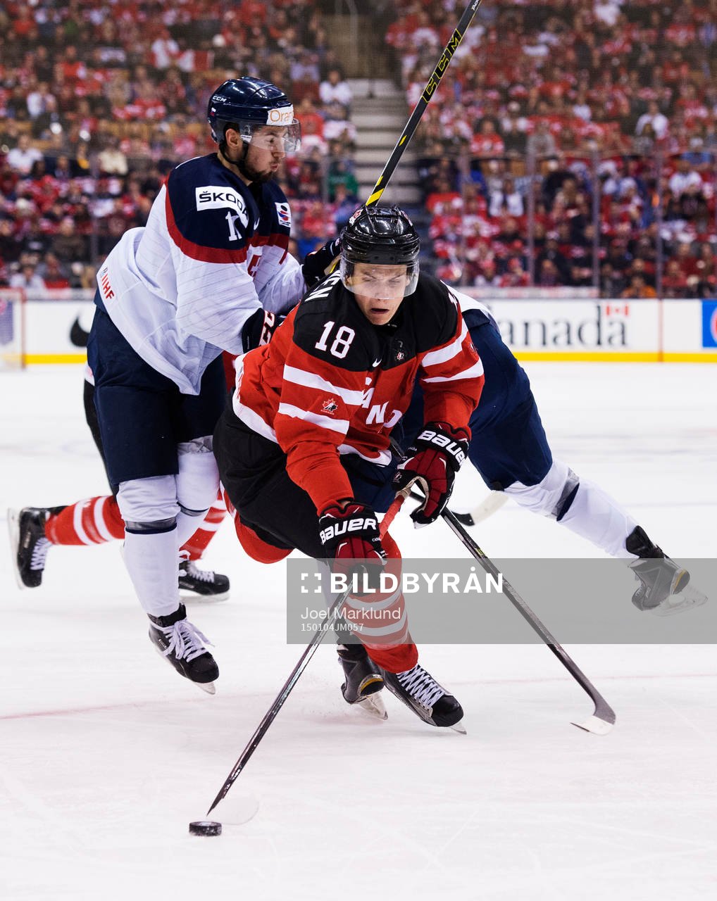 Kanadas Jake Virtanen undviker en kollision med Slovakiens