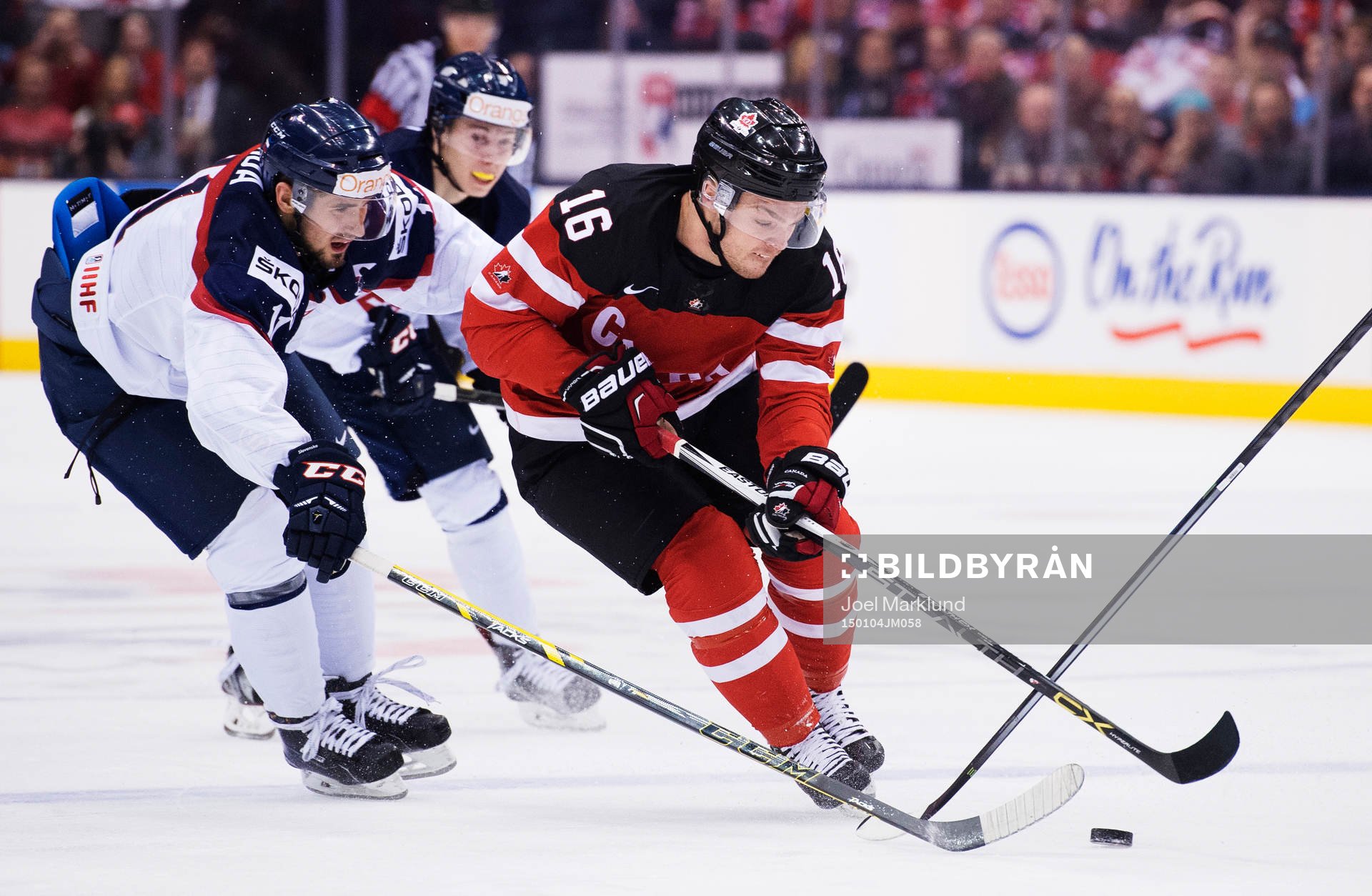 Slovakiens Matus Holenda och Kanadas Max Domi i semifinalen