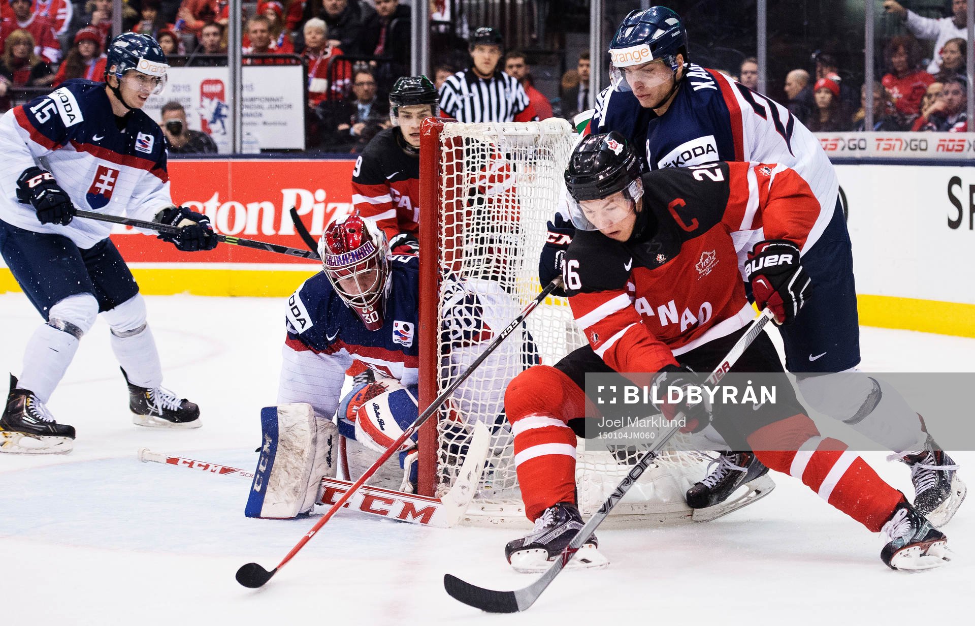 Kanadas Curtis Lazar utmanar Slovakiens målvakt Denis