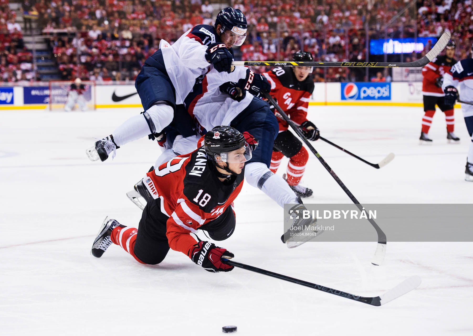 Kanadas Jake Virtanen undviker en kollision med Slovakiens