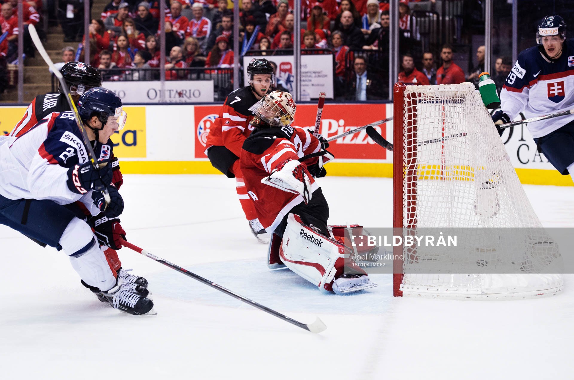 Slovakiens David Soltes skjuter in 3-1 bakom Kanadas