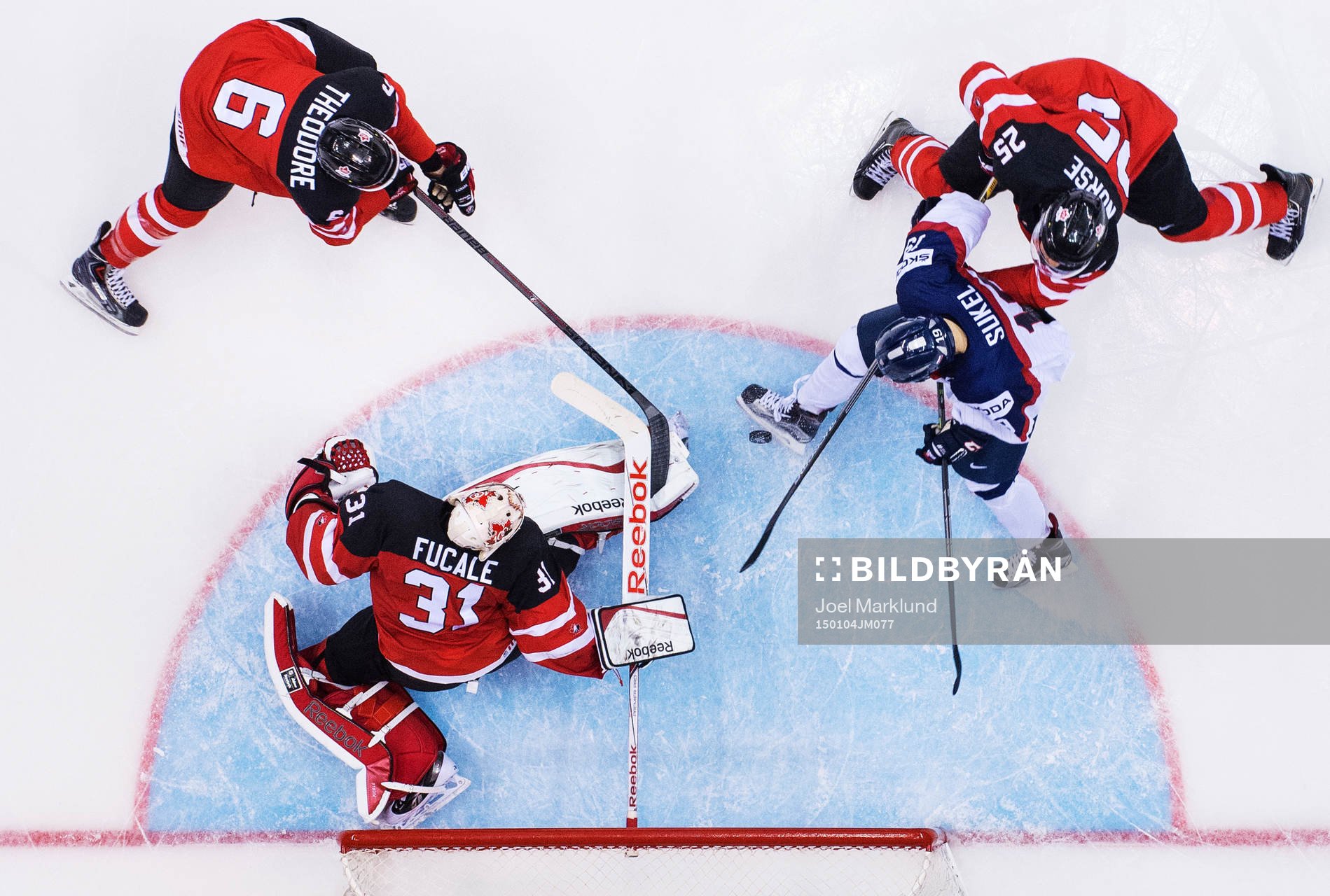 Slovakiens Matus Sukel stöter in pucken med sin skridsko i
