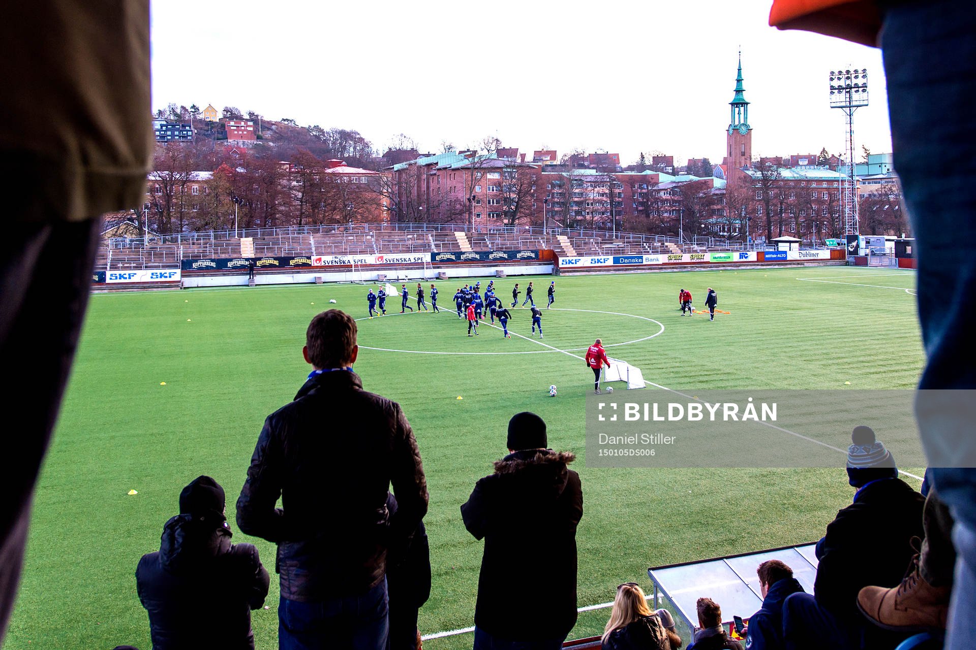 Publiken ser laget värma upp