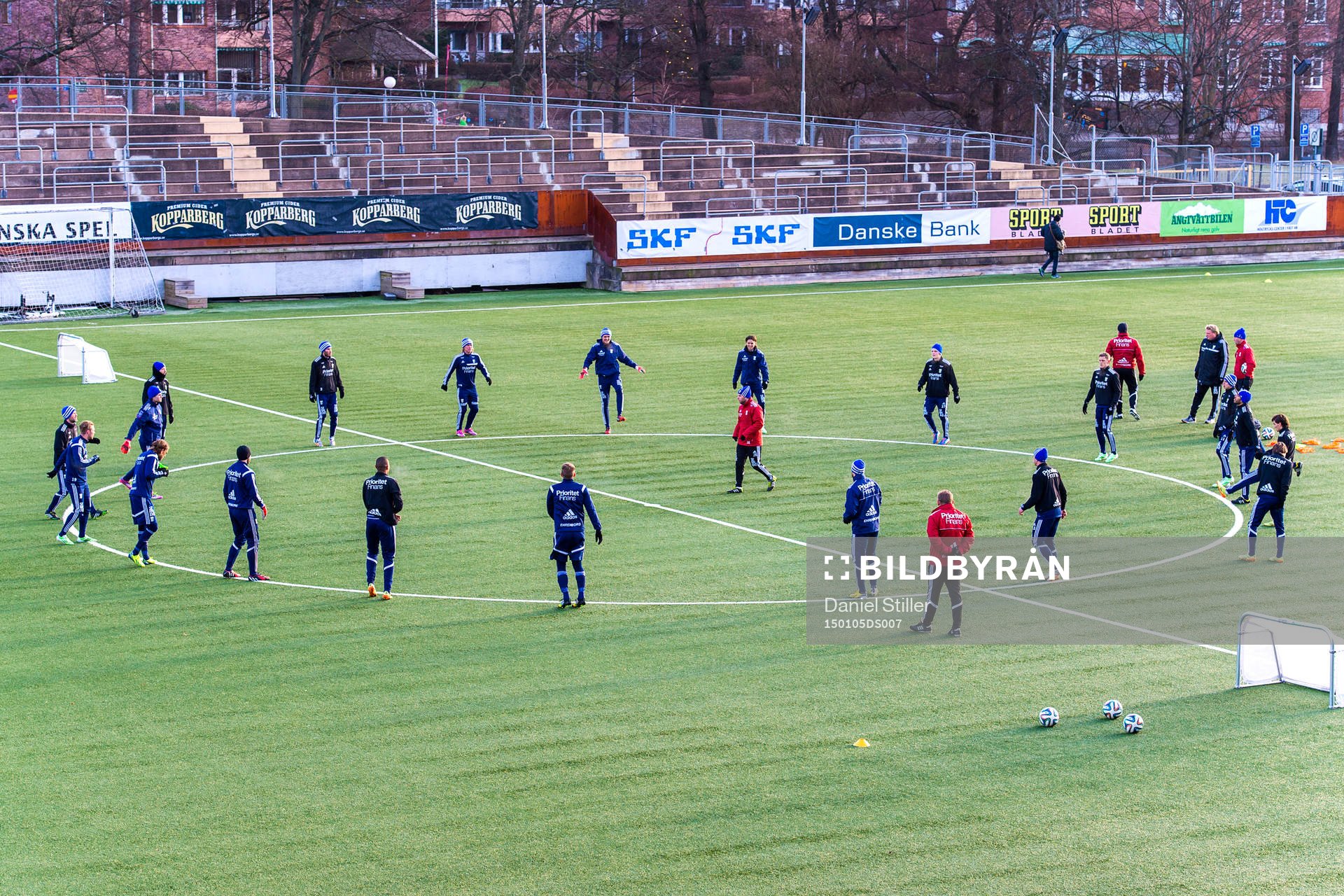 Laget värmer upp under en fotbollsträning med IFK Göteborg den 5 januari 2015 i Göteborg.