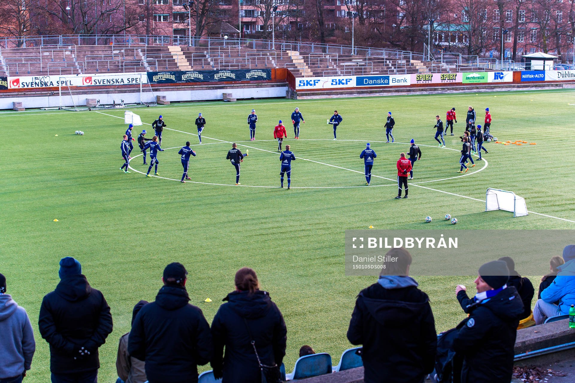 Publiken ser laget värma upp