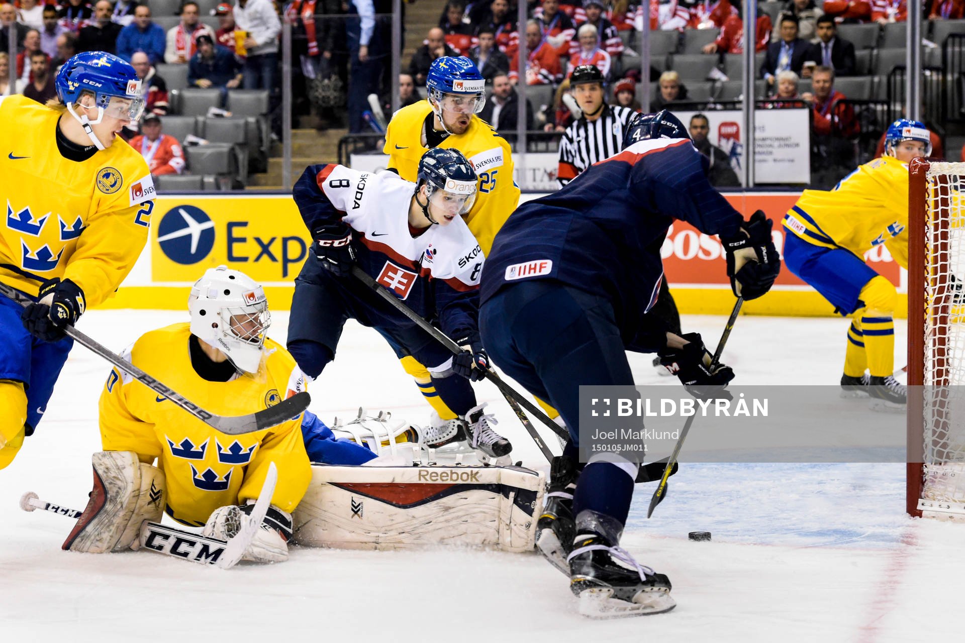 Slovakiens Mislav Rosandic passar fram till Patrik Koys som