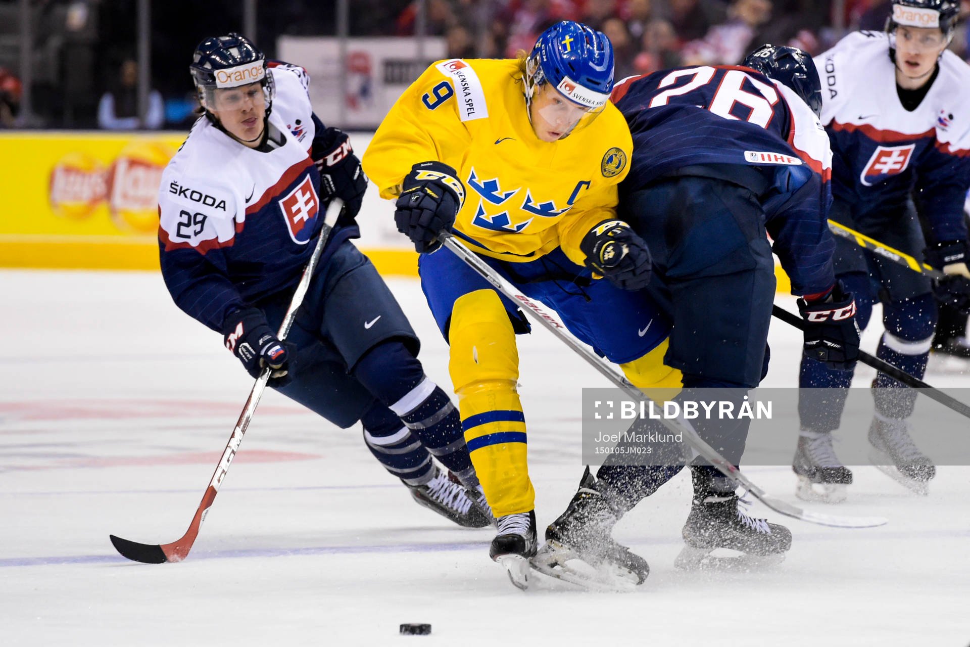Sveriges Jacob de la Rose tar sig mellan Slovakiens Matej