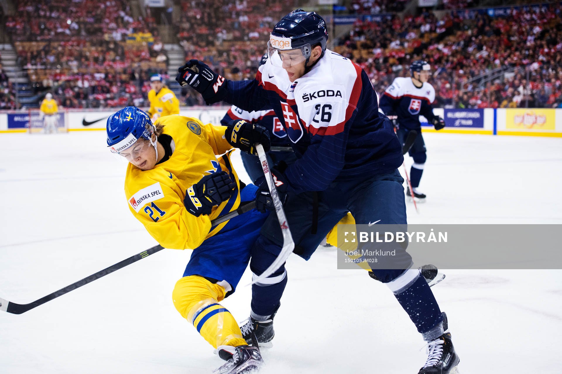 Sveriges William Nylander i en duell med Slovakiens