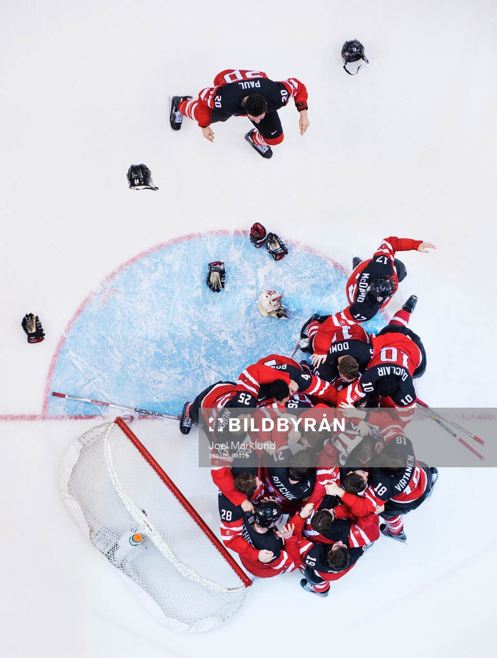 Kanadas spelare jublar