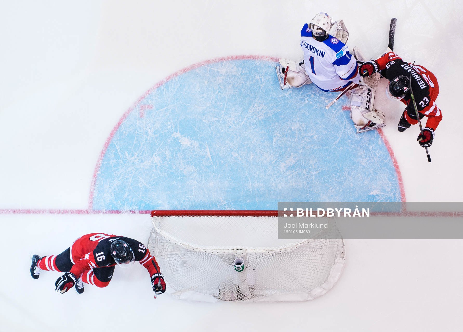 Kanadas Max Domi och Sam Reinhart jublar