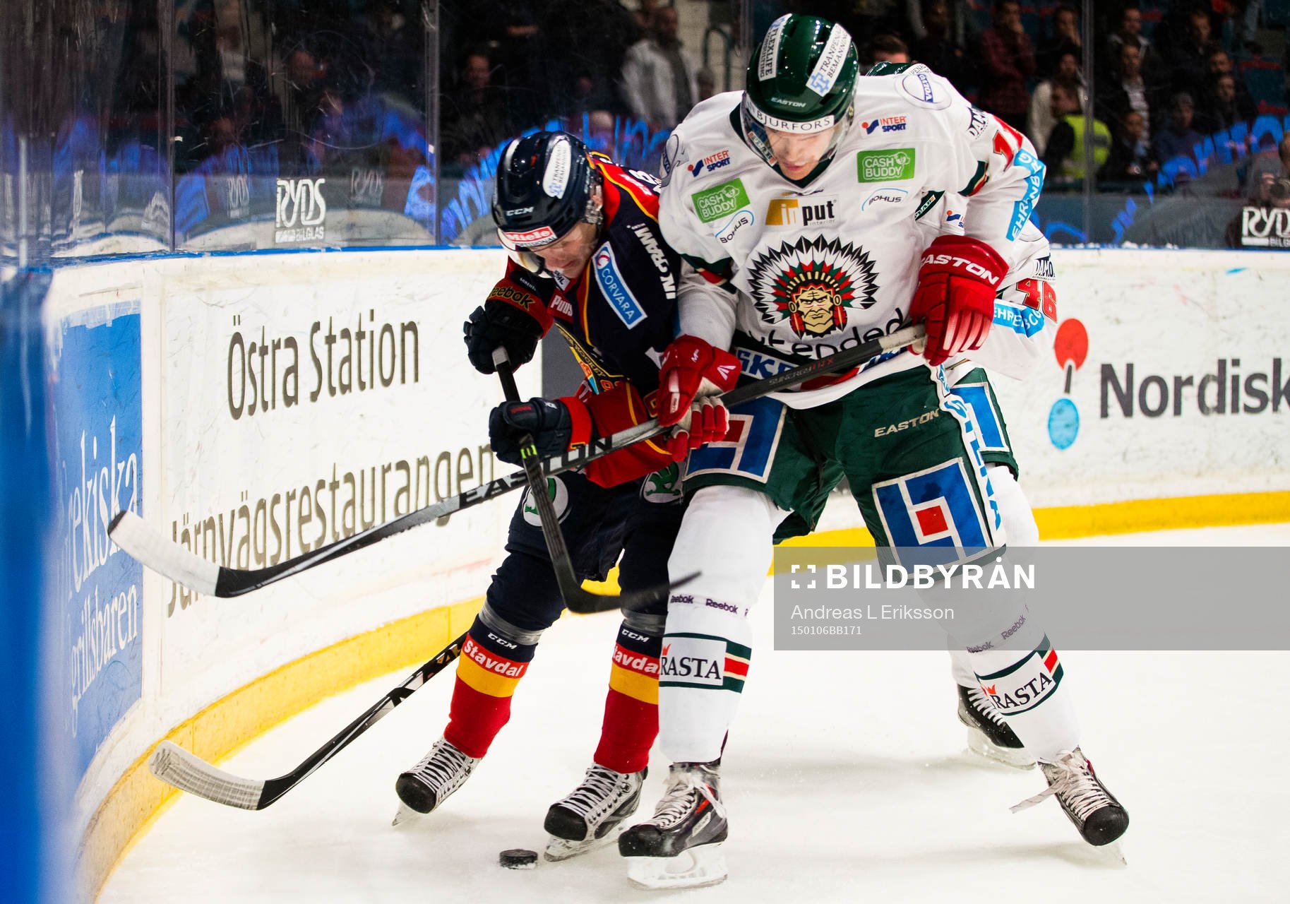 Djurgårdens Marcus Sörensen i kamp om pucken med