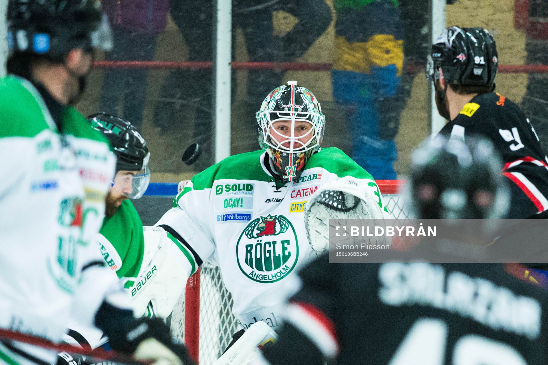 Rögles målvakt Lars Volden räddar en puck