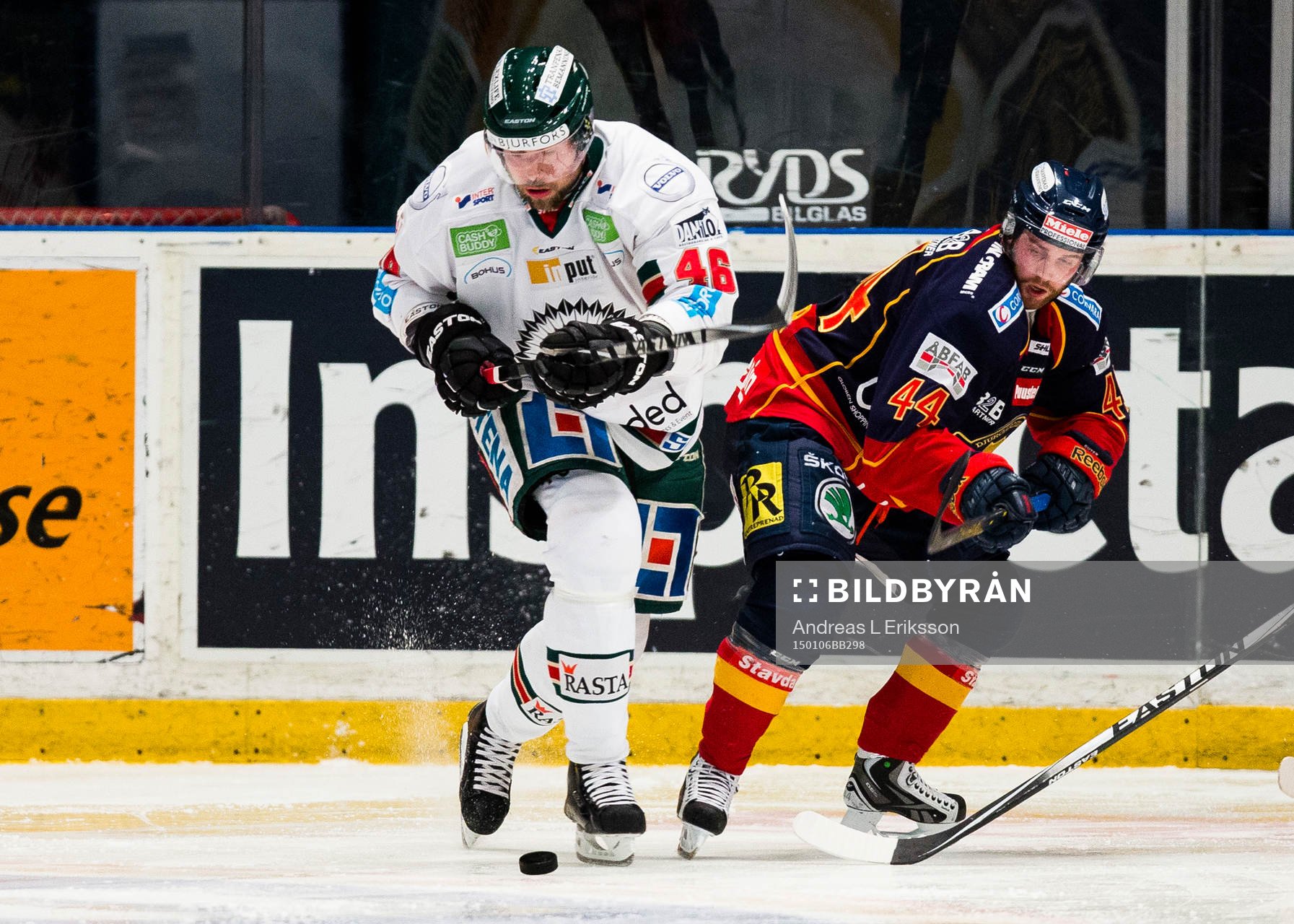 Frölundas Christoffer Persson i kamp om pucken med