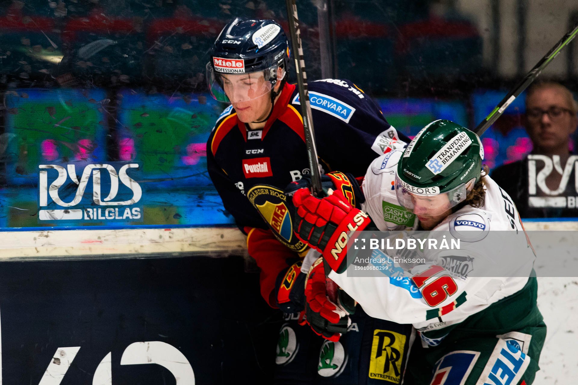 Djurgårdens Philip Holm i en närkamp med Frölundas Anton