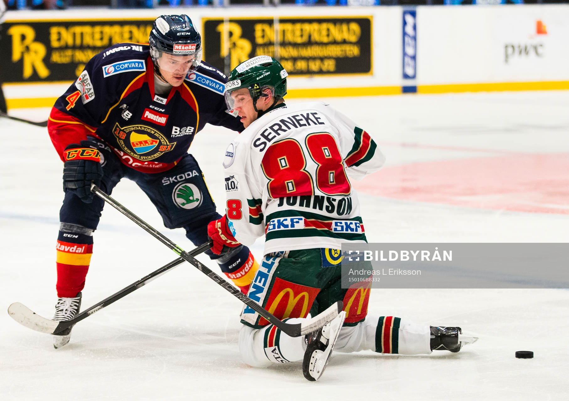 Djurgårdens Marcus Högström i kamp om pucken med