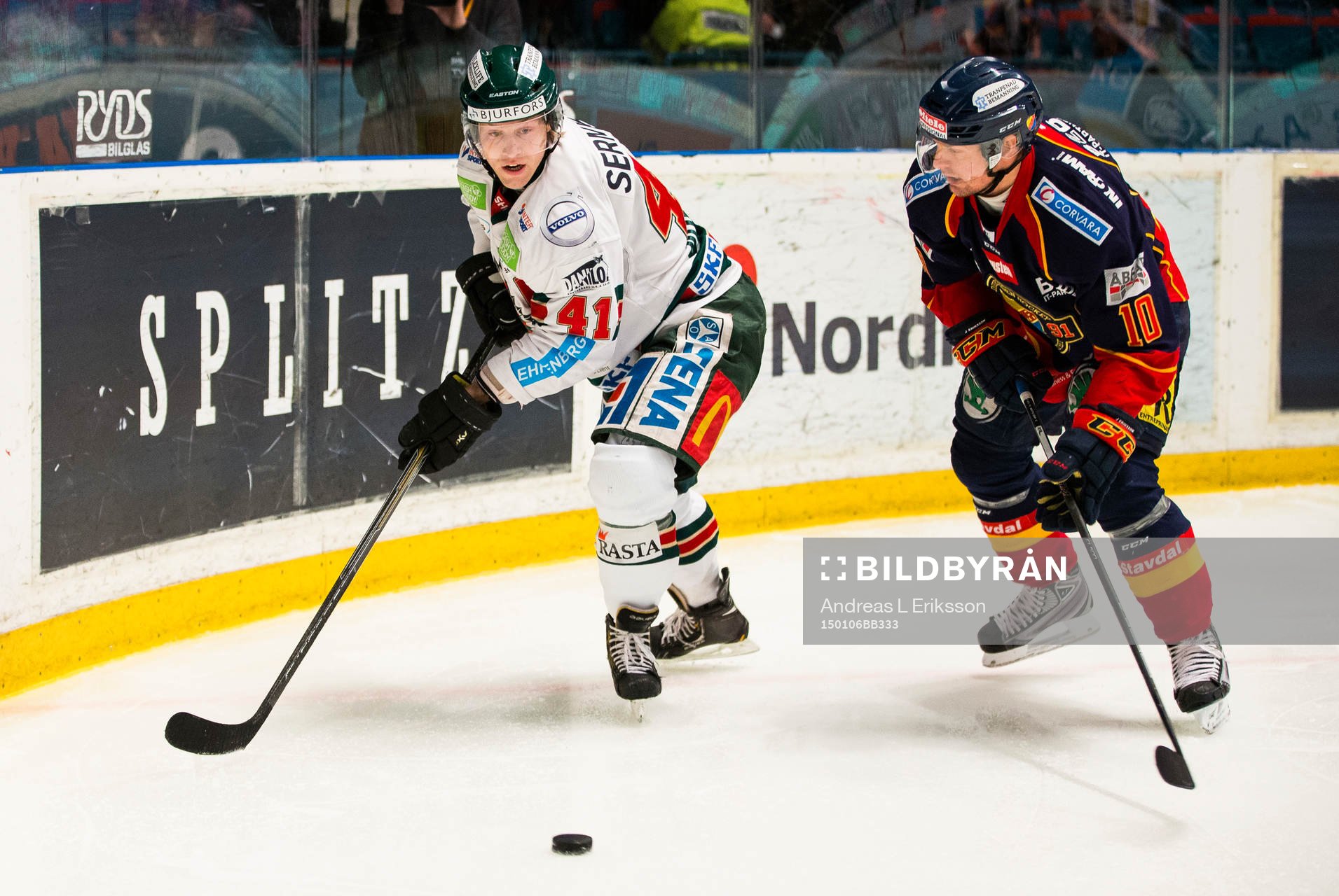 Frölundas Mathis Olimb i kamp om pucken med Djurgårdens