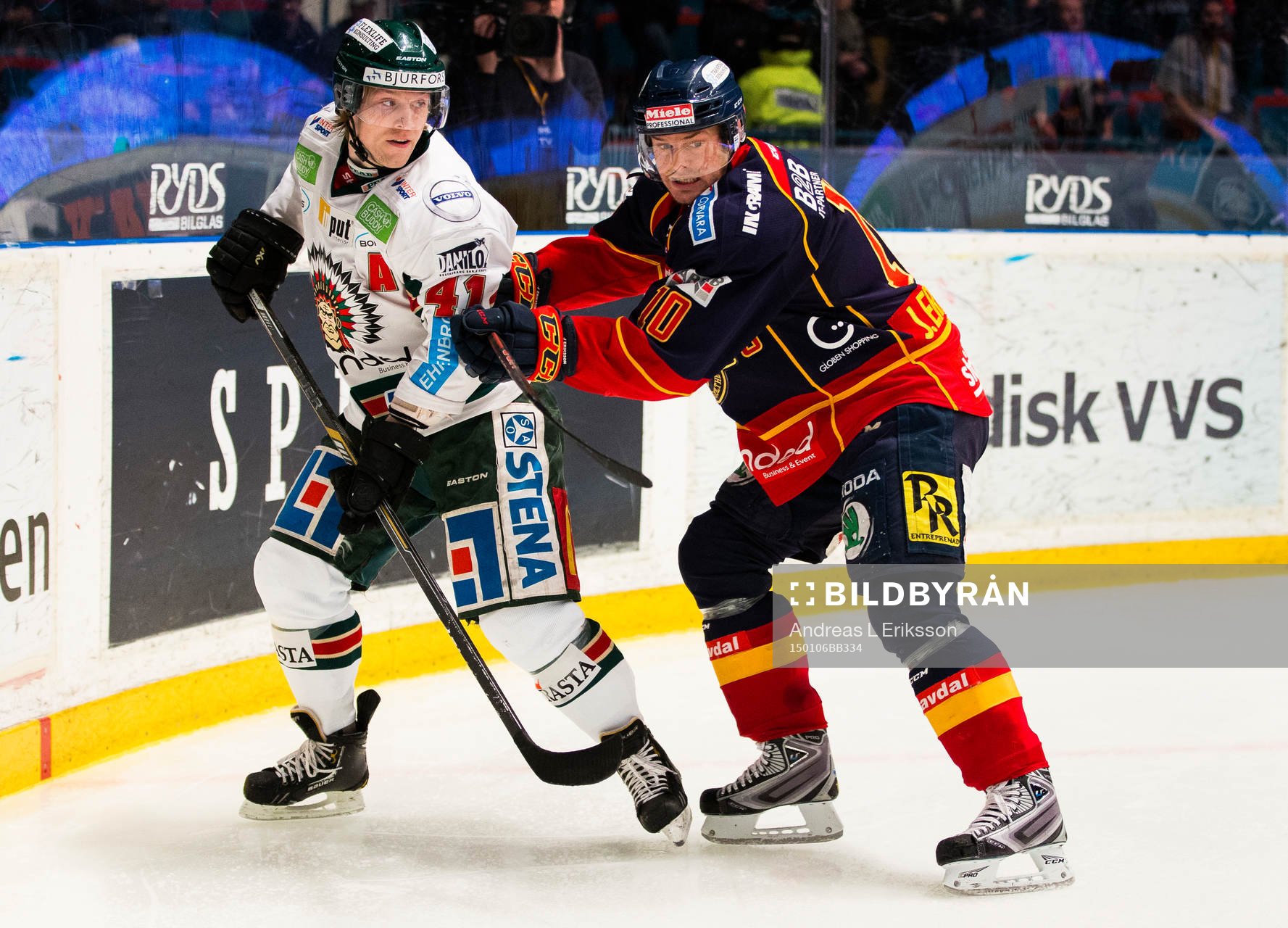 Frölundas Mathis Olimb i kamp om pucken med Djurgårdens