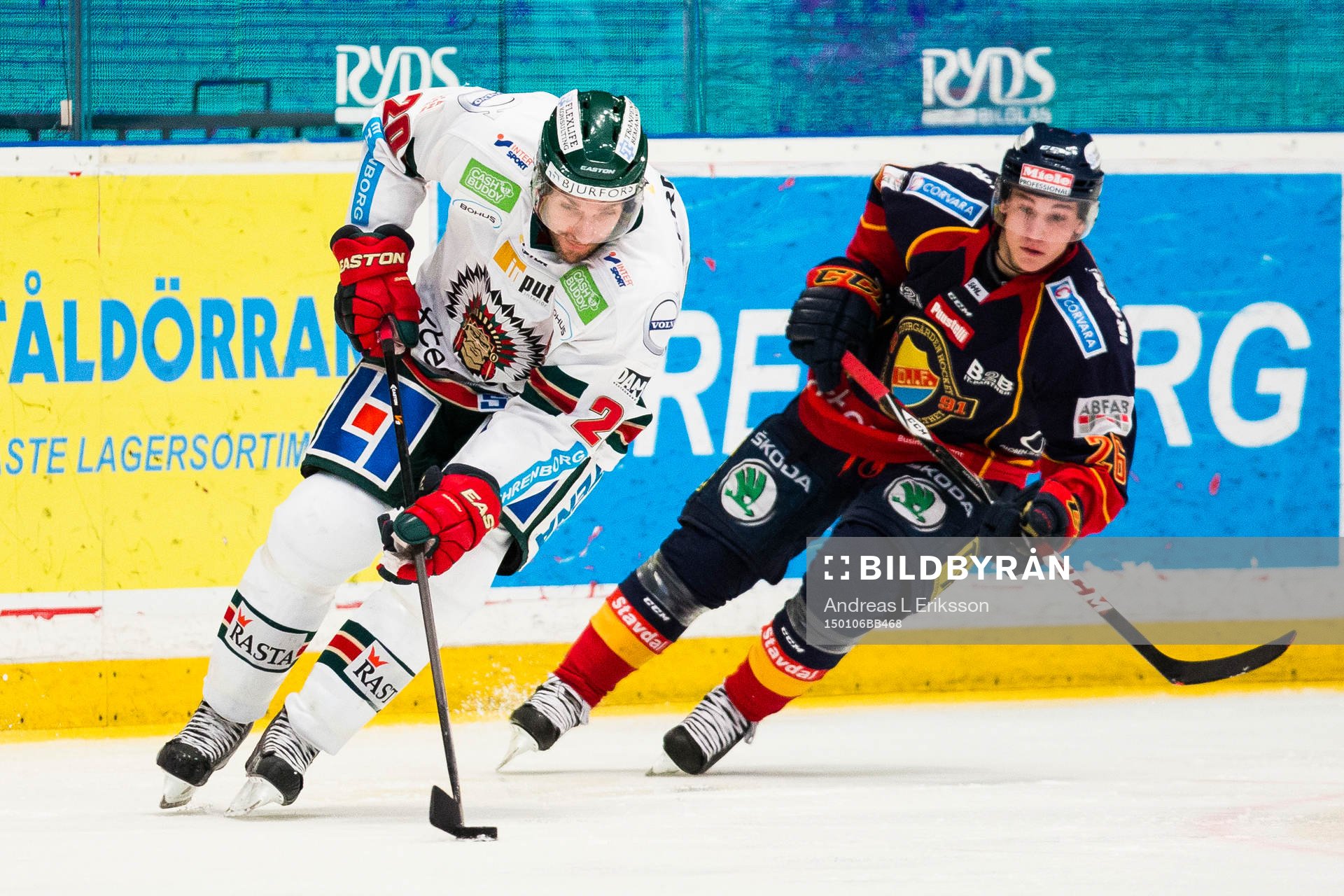 Frölundas Joel Lundqvist jagas av Djurgårdens David