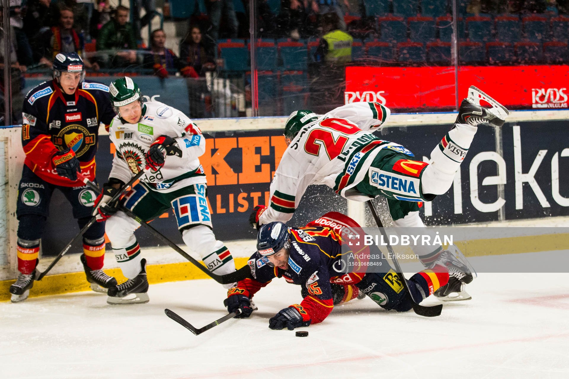 Djurgårdens Steve Saviano kolliderar med Frölundas Joel