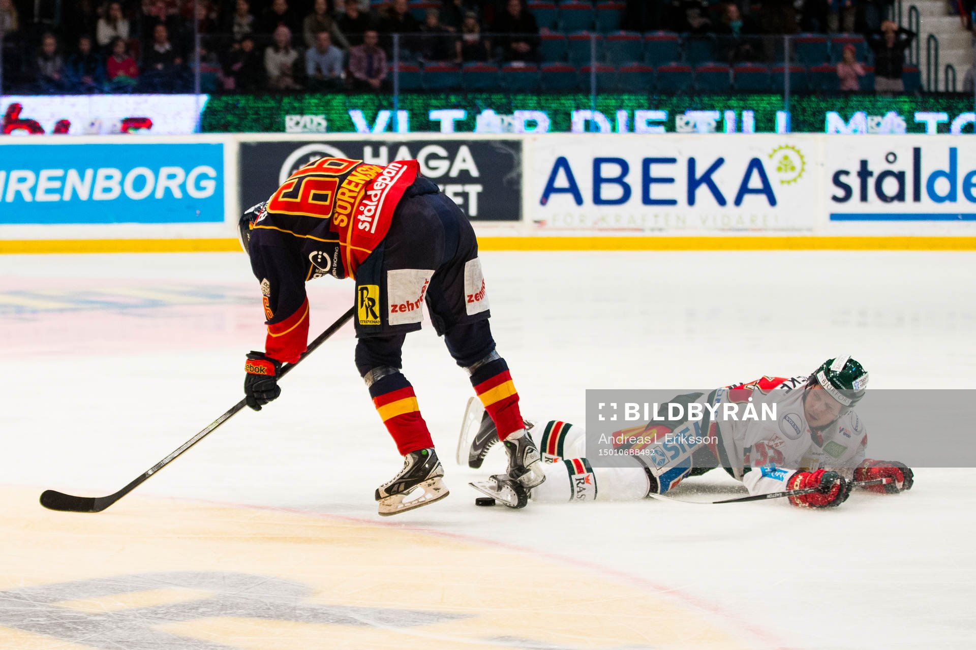 Djurgårdens Marcus Sörensen i kamp om pucken med