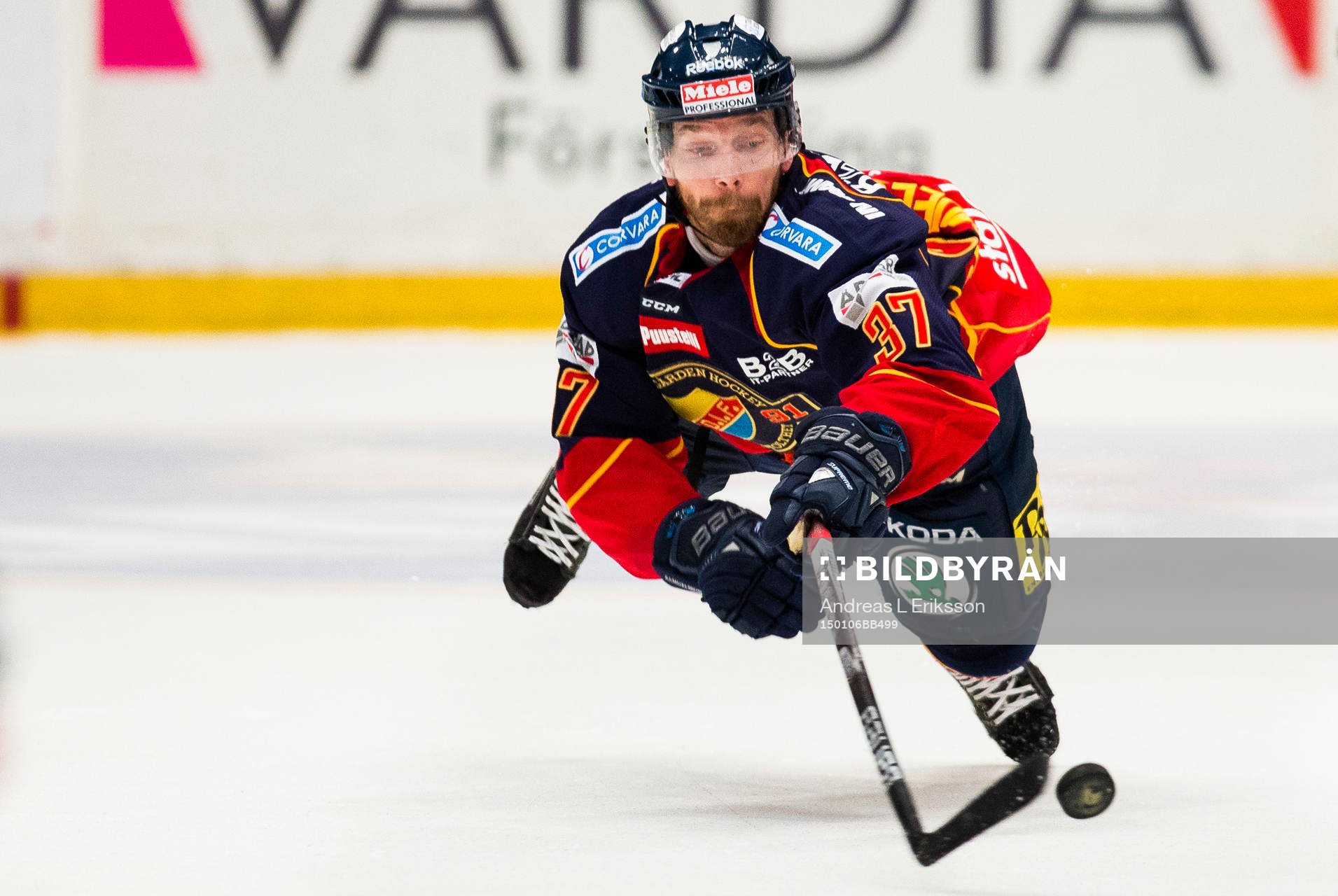 Djurgårdens Mikael Samuelsson rensar undan pucken