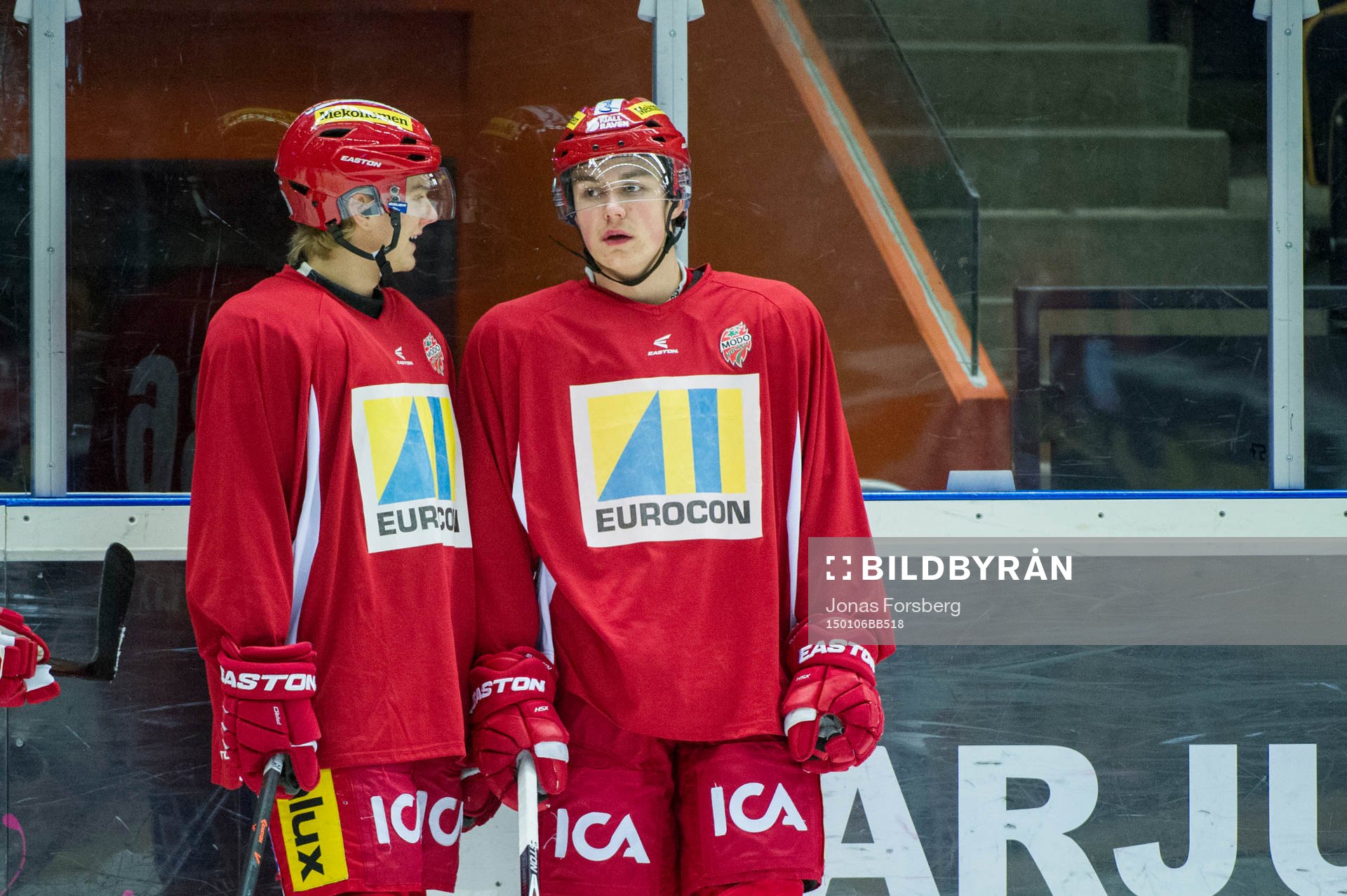 Modos Nichlas Torp och Modos Adrian Kempe pratar med