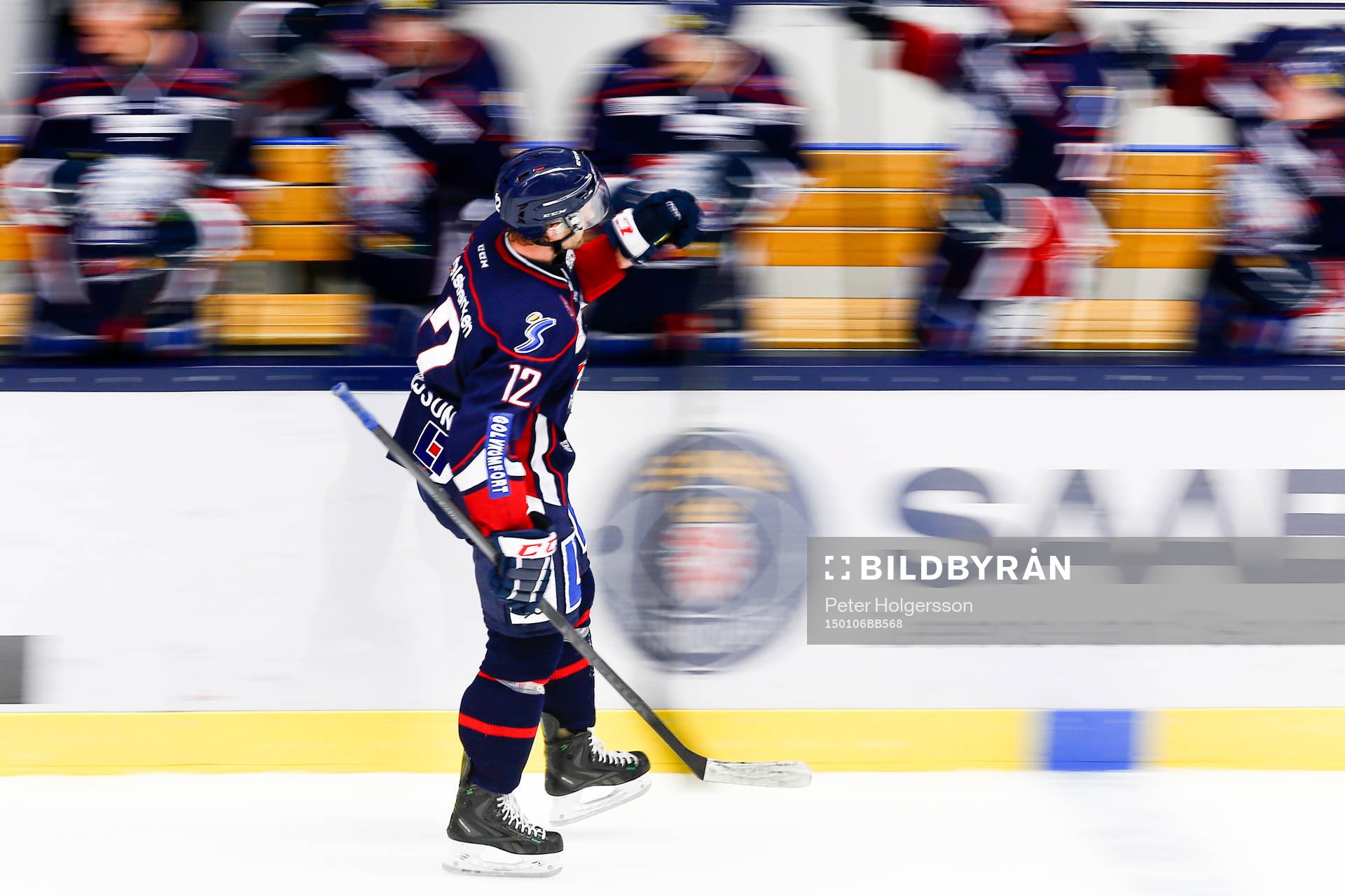 Linköpings Sebastian Karlsson jublar på båset