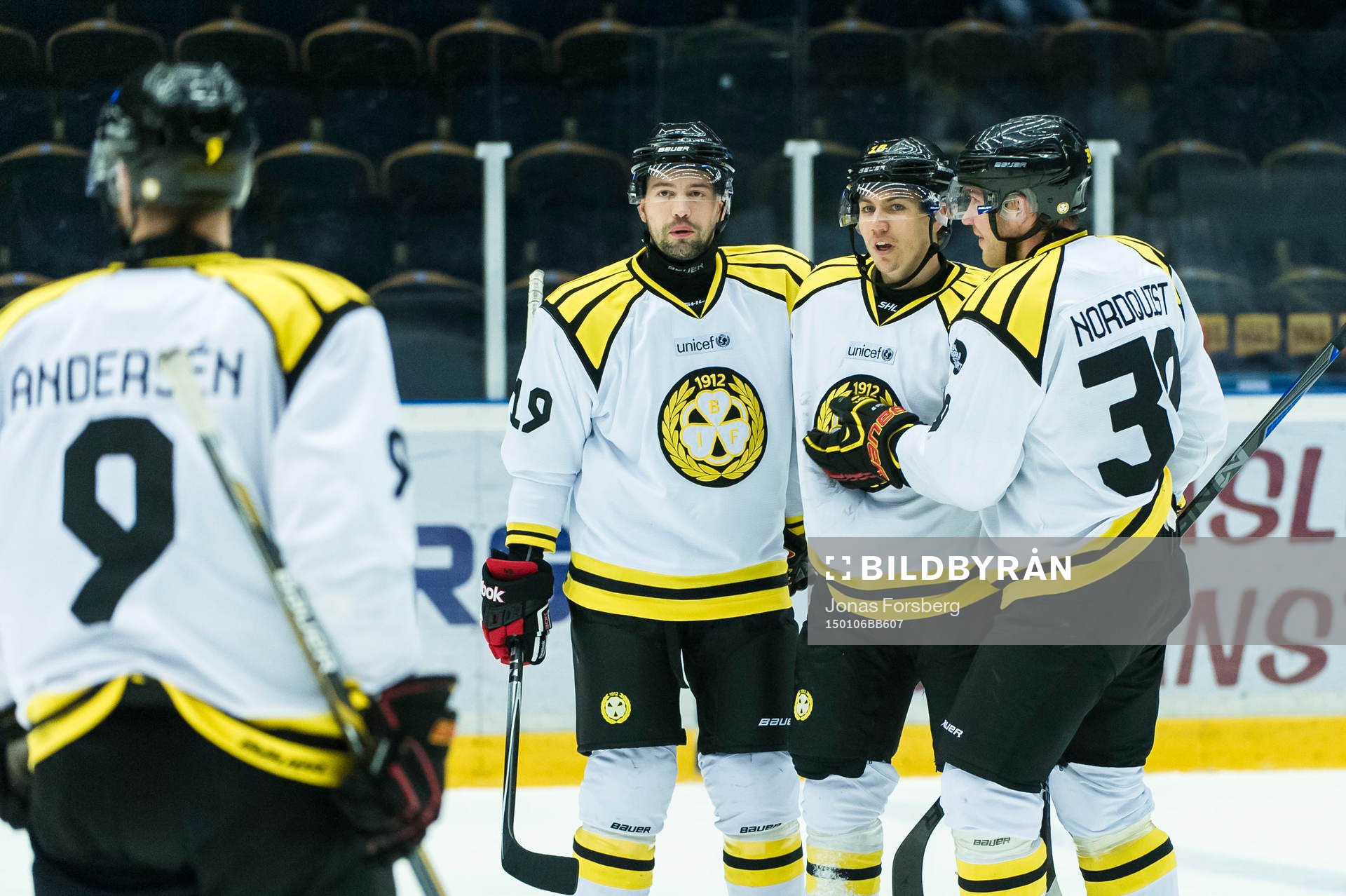 Brynäs Anton Rödin gör 1-1 och jublar