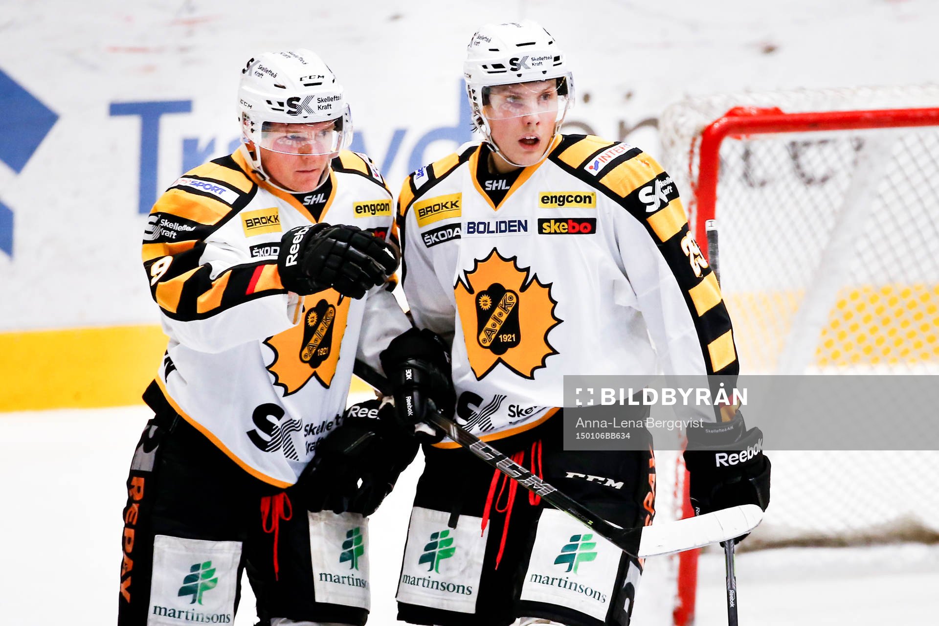 Skellefteås Patrik Zackrisson jublar ihop med Oskar