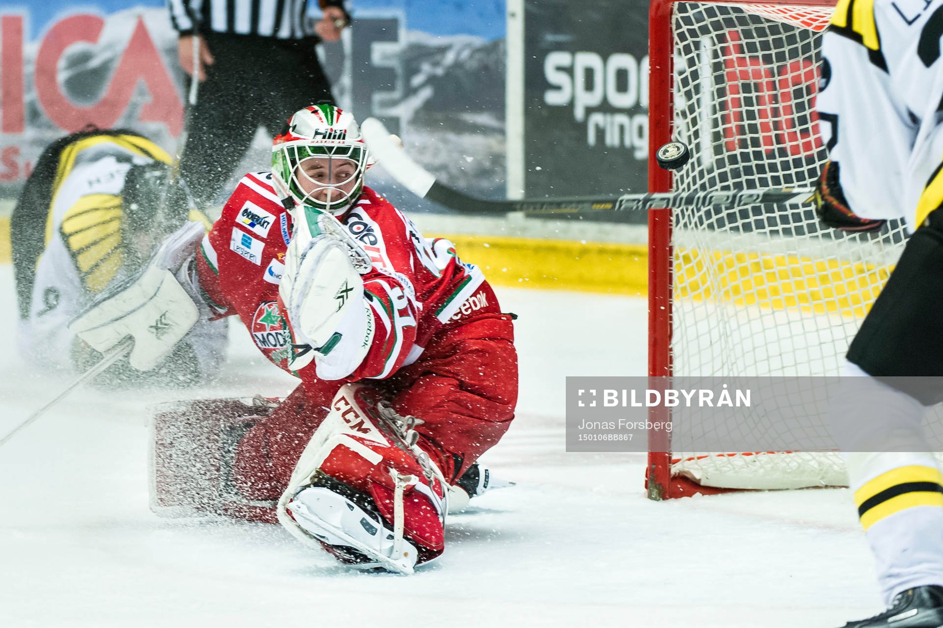 Modos målvakt Adam Reideborn släpper in 2-2 kvitteringen