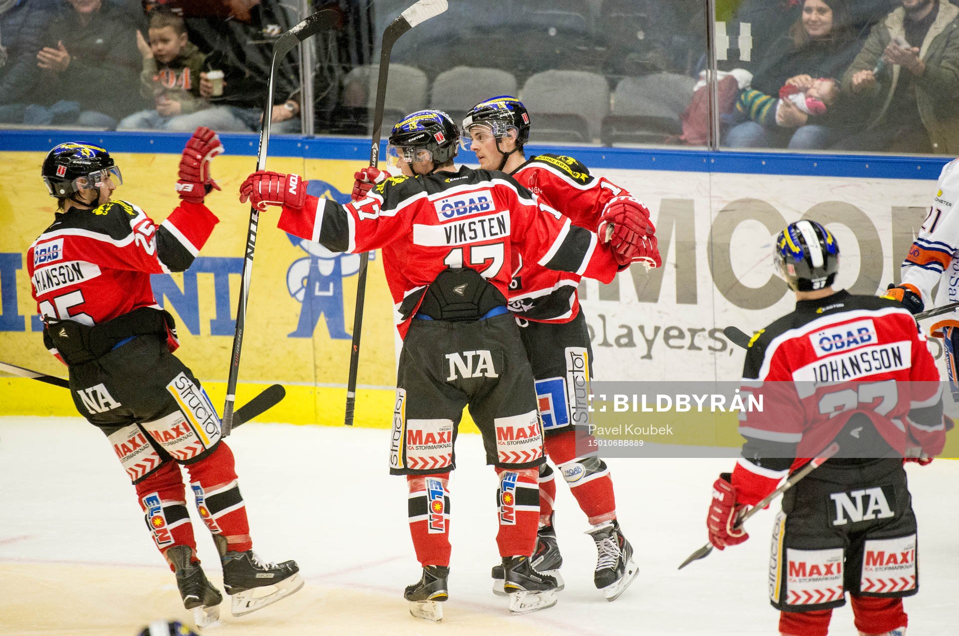 Örebros spelare jublar