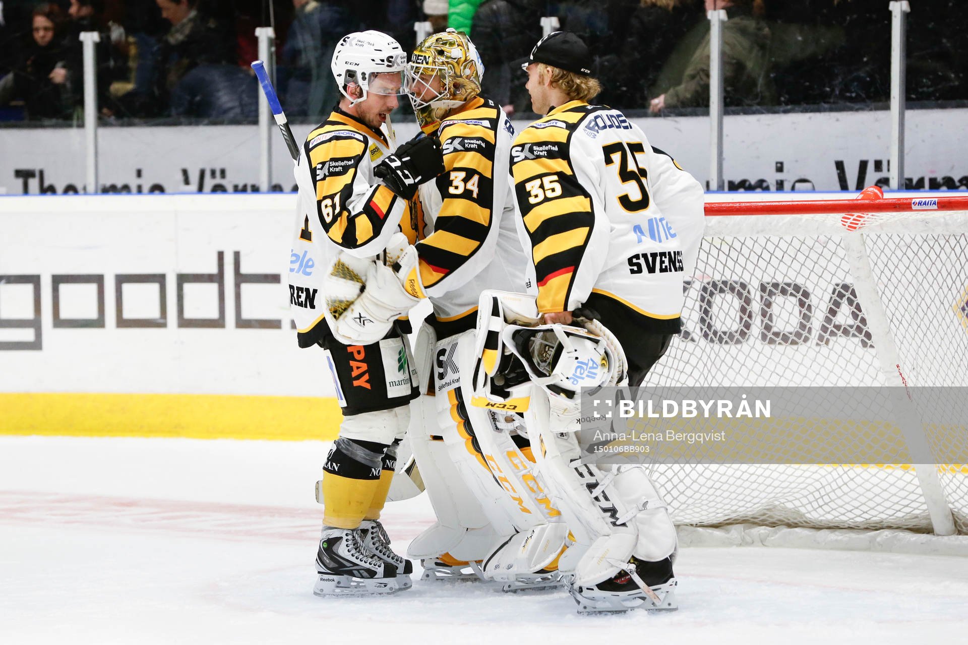 Skellefteås Fredrik Lindgren, målvakt Erik Hanses och