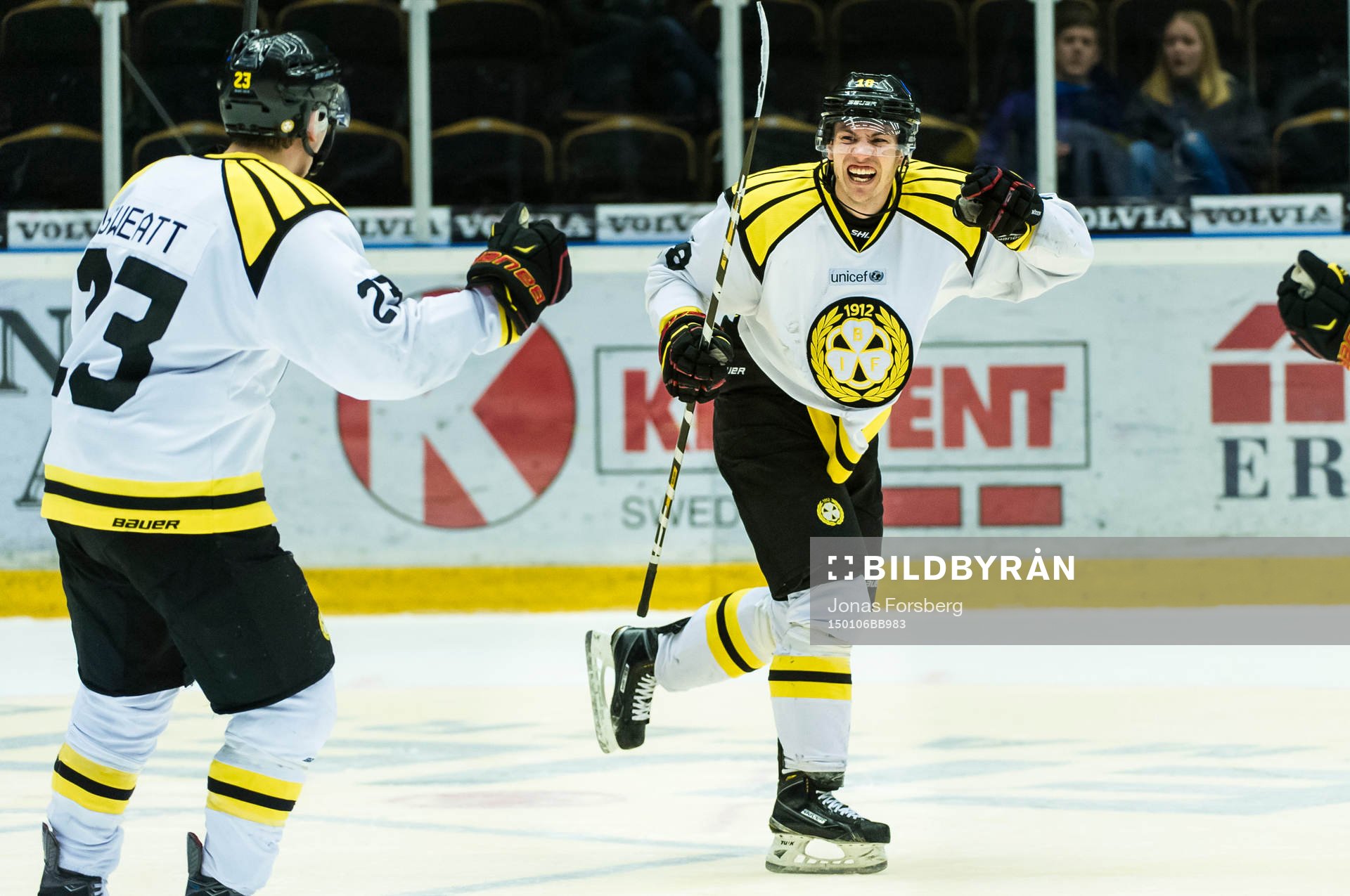 Brynäs Anton Rödin jublar mot Bill Sweatt