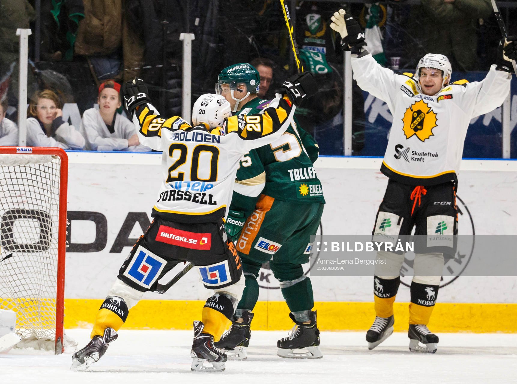 Skellefteås Janne Pesonen (h) höjer armarna och jublar